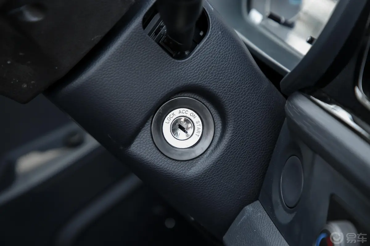 祥菱VV3 东安1.6L 122马力 2.7米 平板 双排 后双轮 标准版 汽油 国VI钥匙孔或一键启动按键