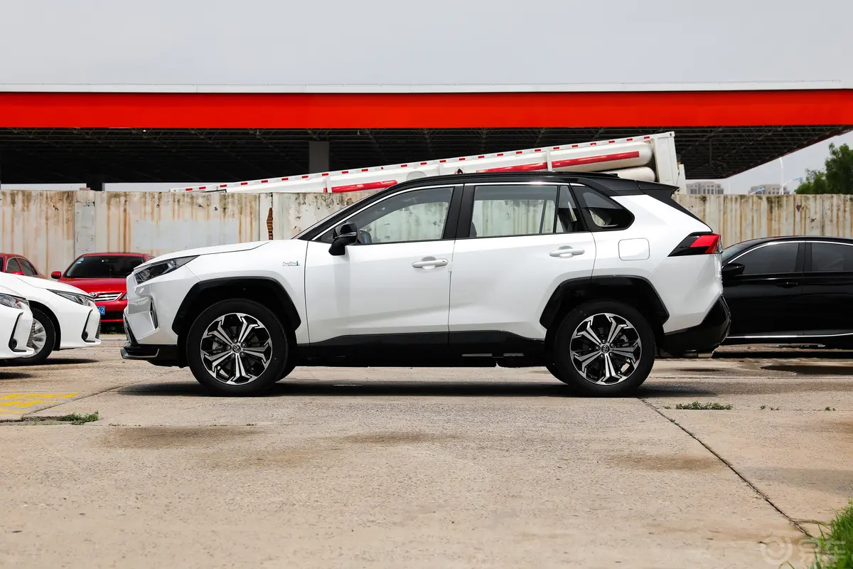 RAV4荣放 双擎E+2.5L 四驱旗舰Pro外观