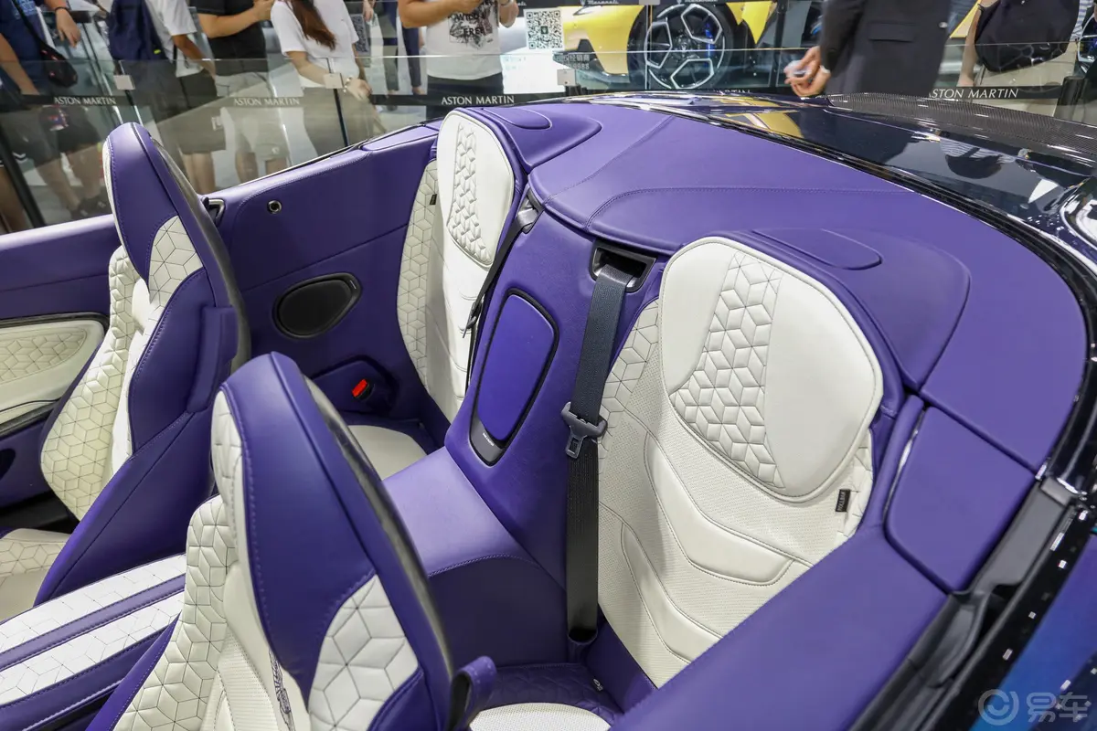 阿斯顿·马丁DBSDBS Superleggera V12 Volante Q定制幻彩光谱蓝后排座椅