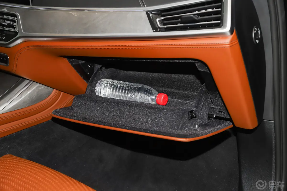 宝马X7改款 xDrive40i 行政型 M运动套装手套箱空间水瓶横置