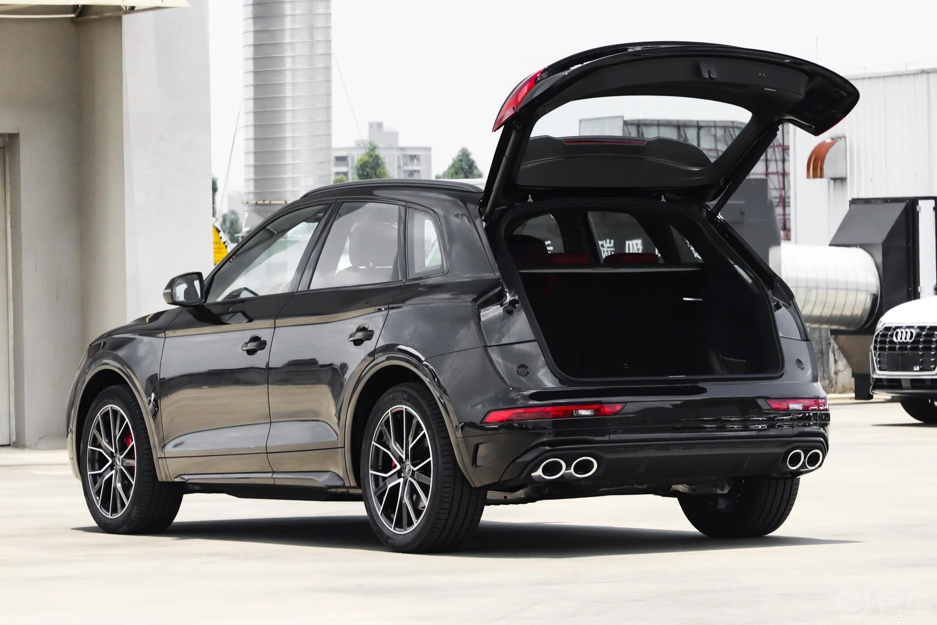 奥迪SQ53.0T quattro后备厢开启45度侧拍