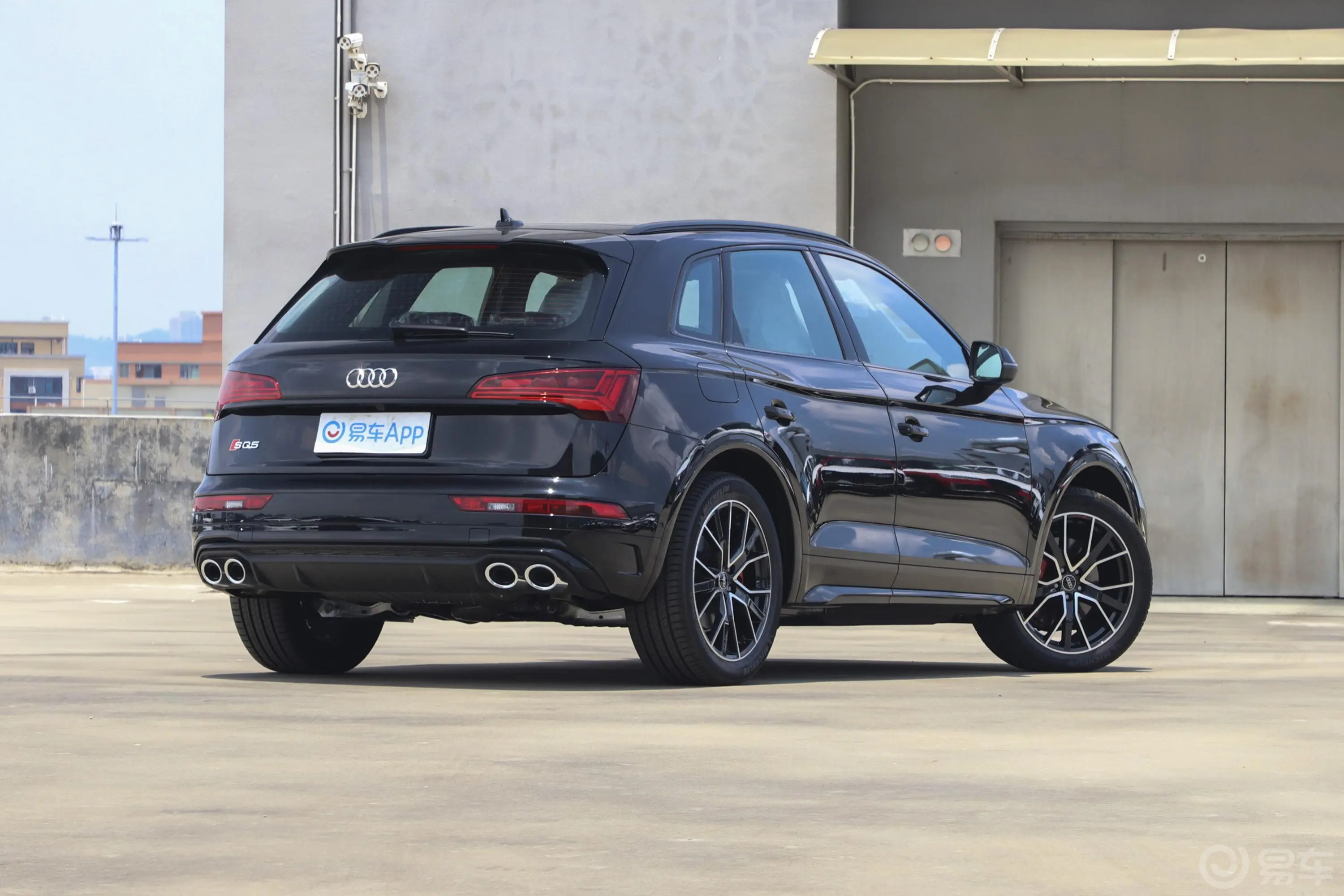 奥迪SQ53.0T quattro侧后45度车头向右水平