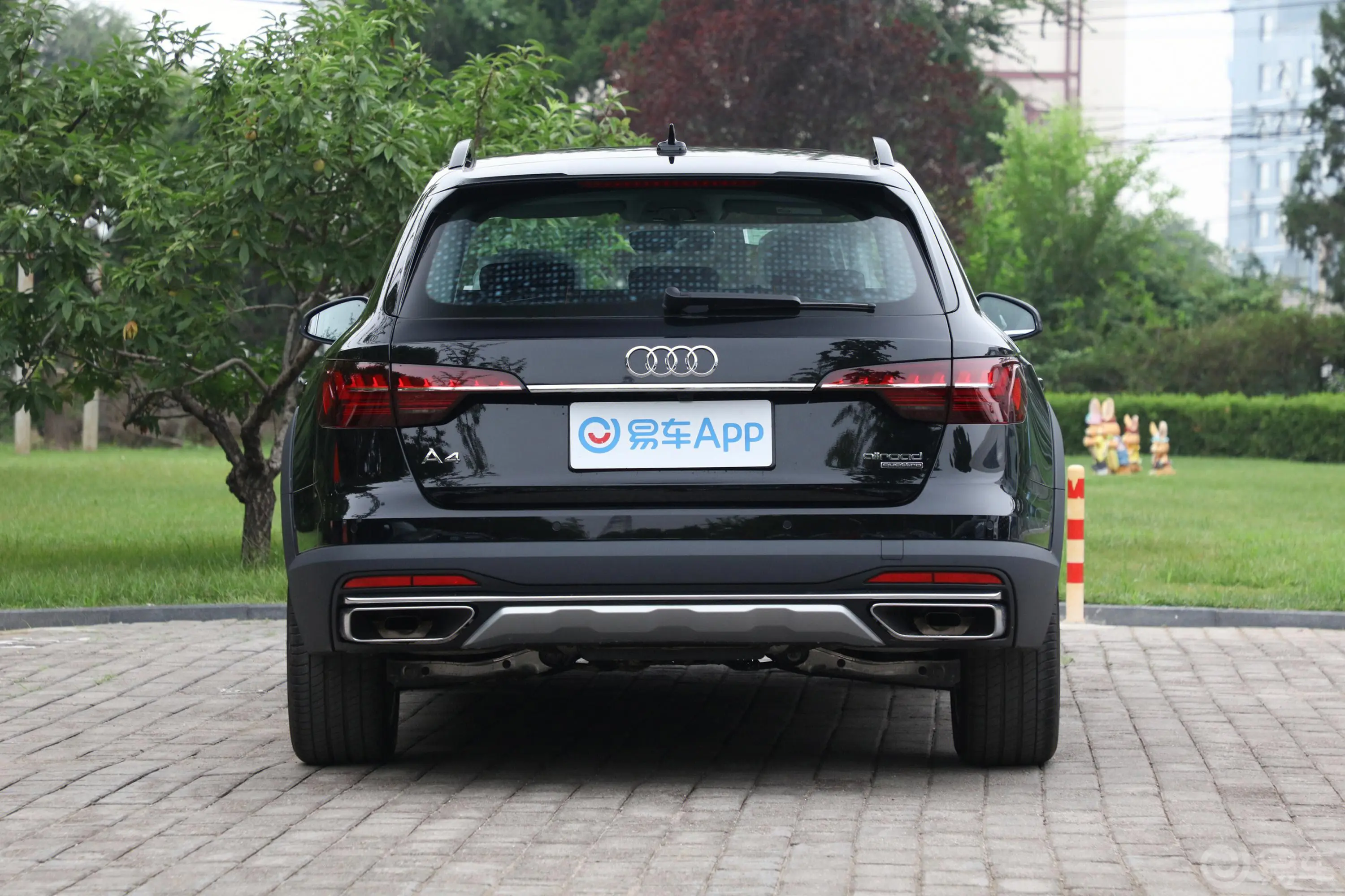 奥迪A4(进口)45TFSI allroad quattro 探索家版正后水平