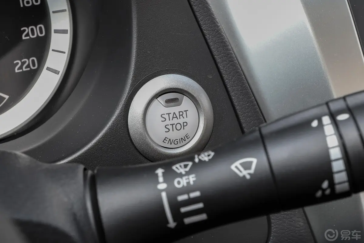 纳瓦拉改款 2.5L 手动两驱舒适型钥匙孔或一键启动按键