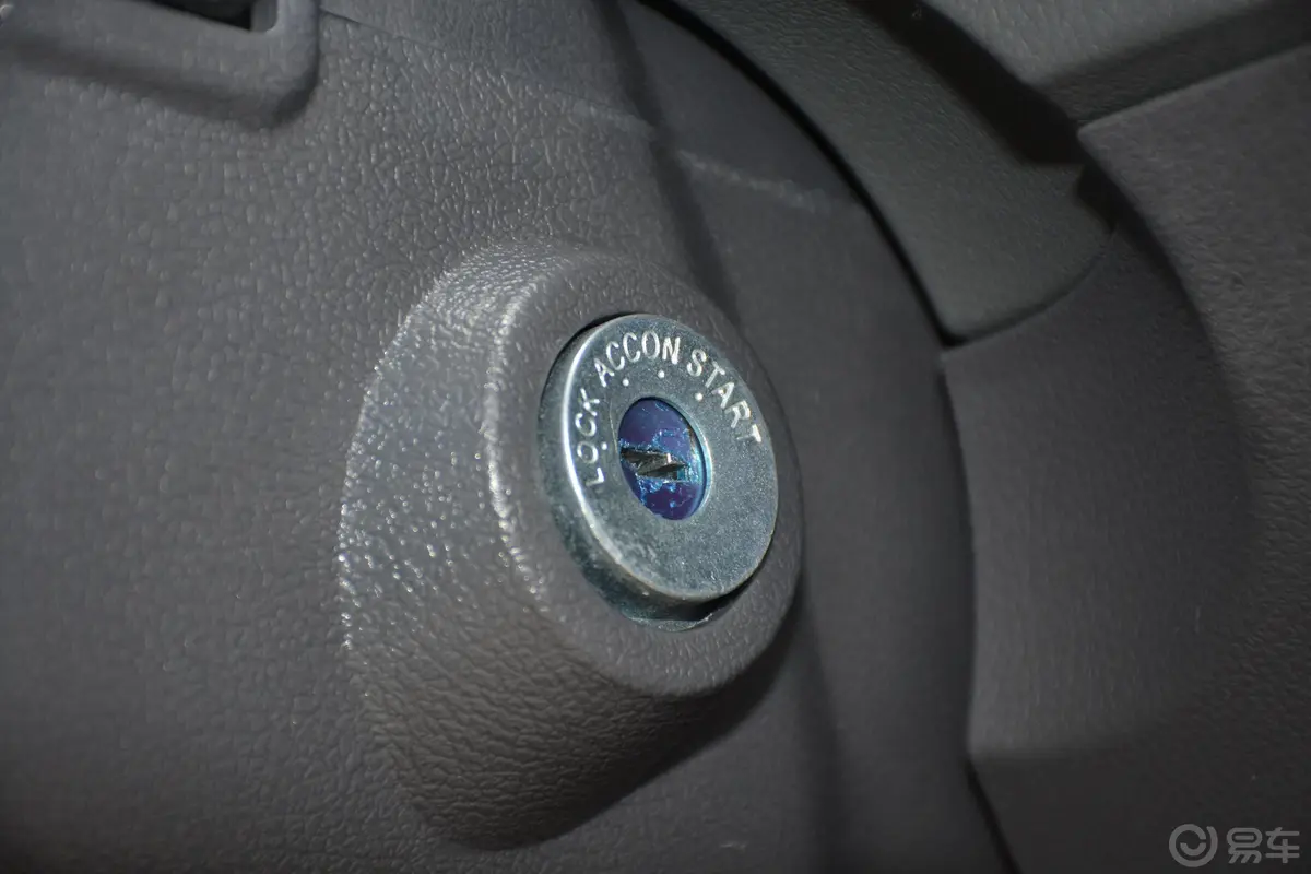 勇士改款 2.4T 手动 四驱 五门汽油版 国VI钥匙孔或一键启动按键