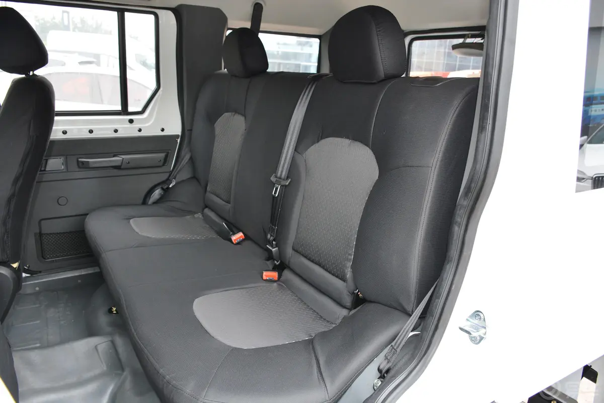 勇士改款 2.4T 手动 四驱 五门汽油版 国VI后排座椅
