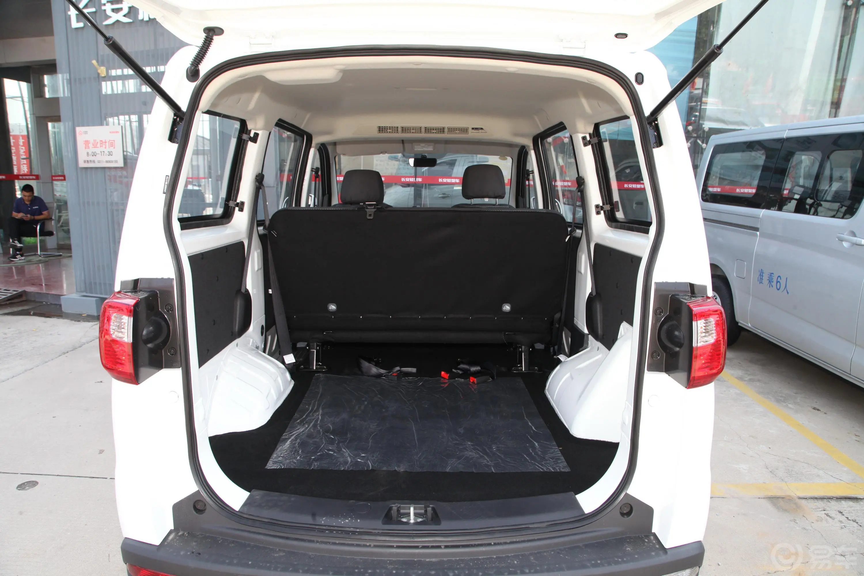 欧诺S欧诺S 1.5L 手动 客车智享版(双蒸空调)后备厢空间特写