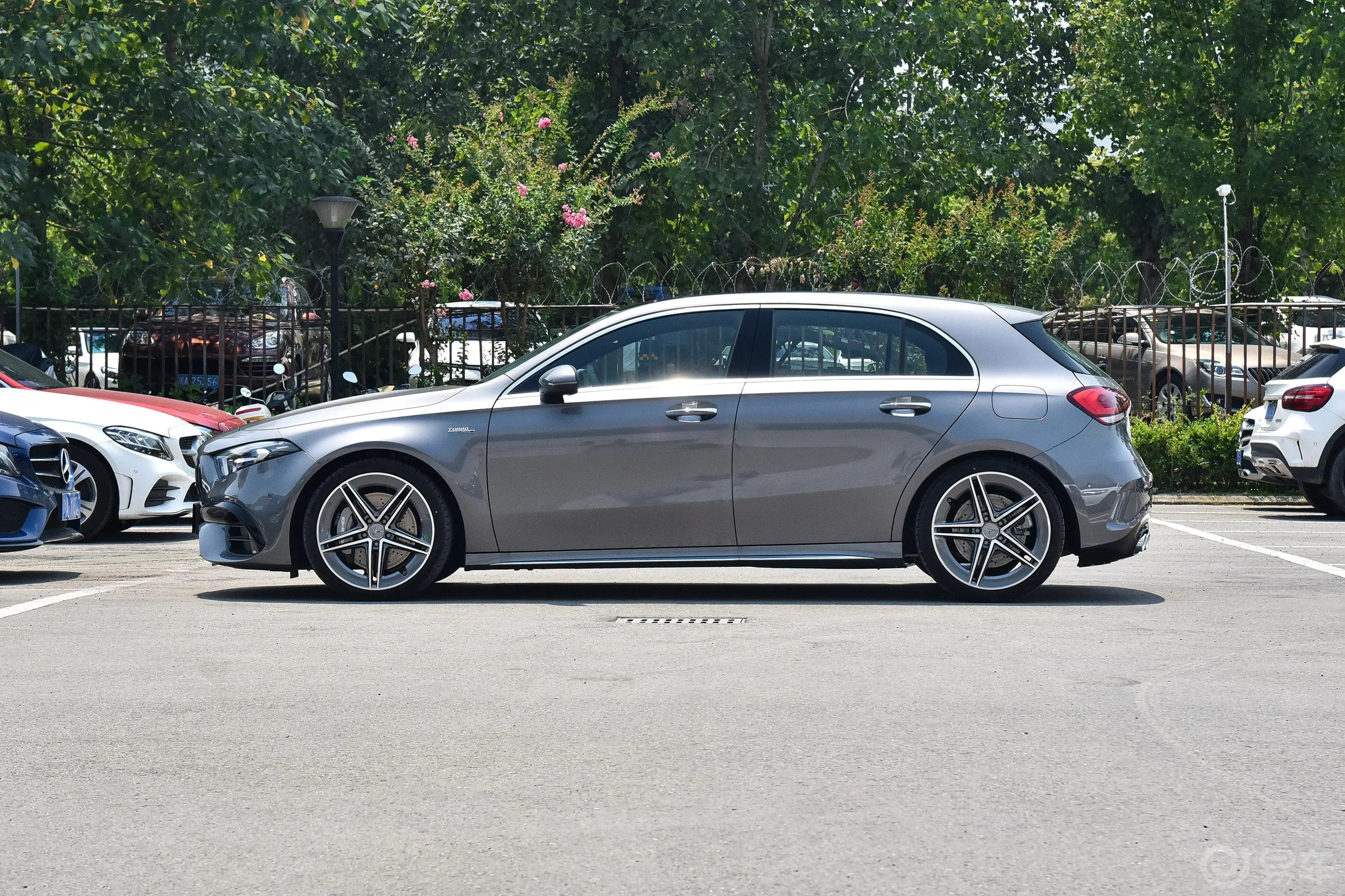 奔驰A级 AMG(进口)改款 AMG A 45 4MATIC+正侧车头向左水平