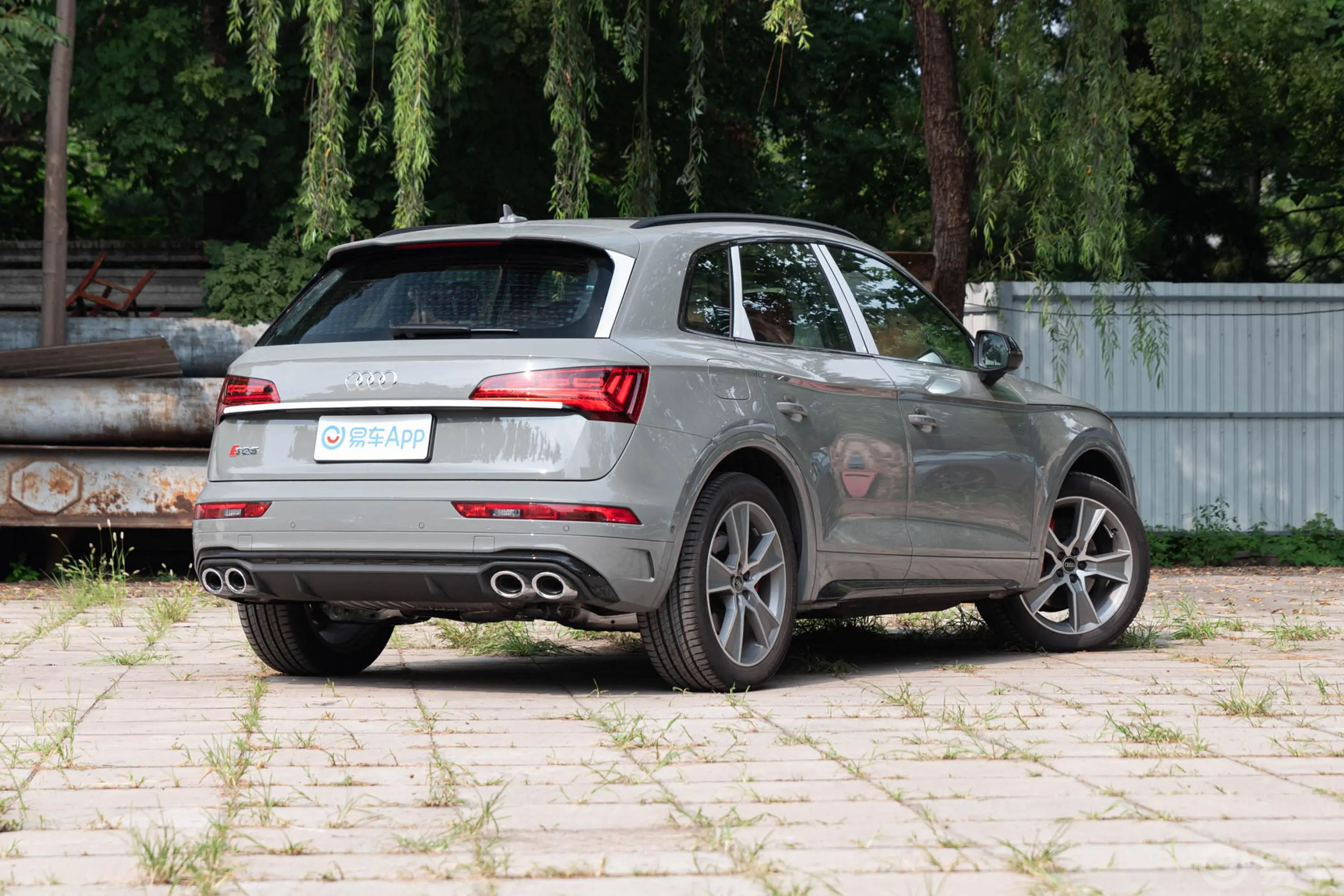 奥迪SQ53.0T quattro侧后45度车头向右水平