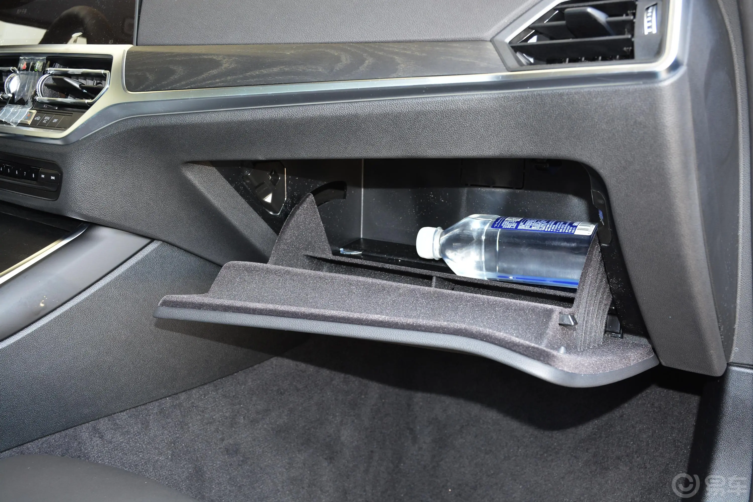 宝马4系改款 敞篷轿跑车 425i M运动套装手套箱空间水瓶横置
