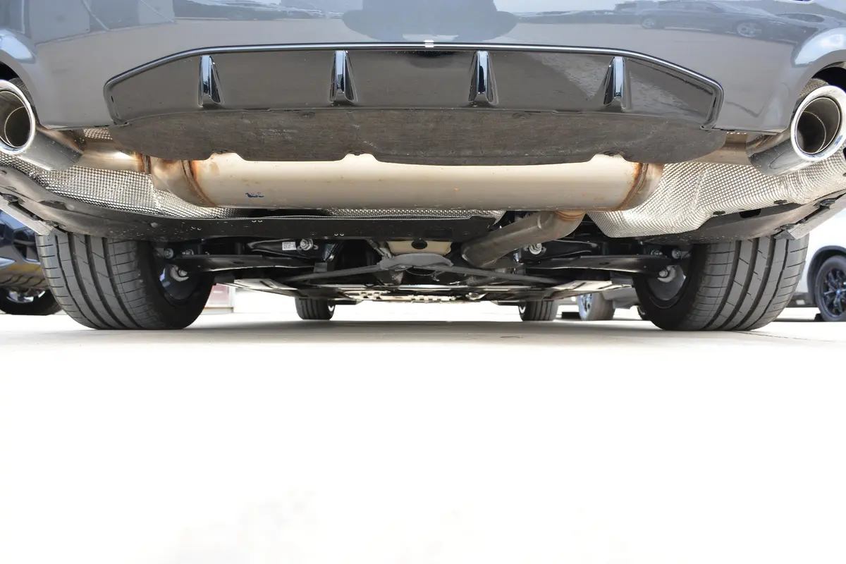 宝马4系改款 敞篷轿跑车 425i M运动套装后悬挂整体