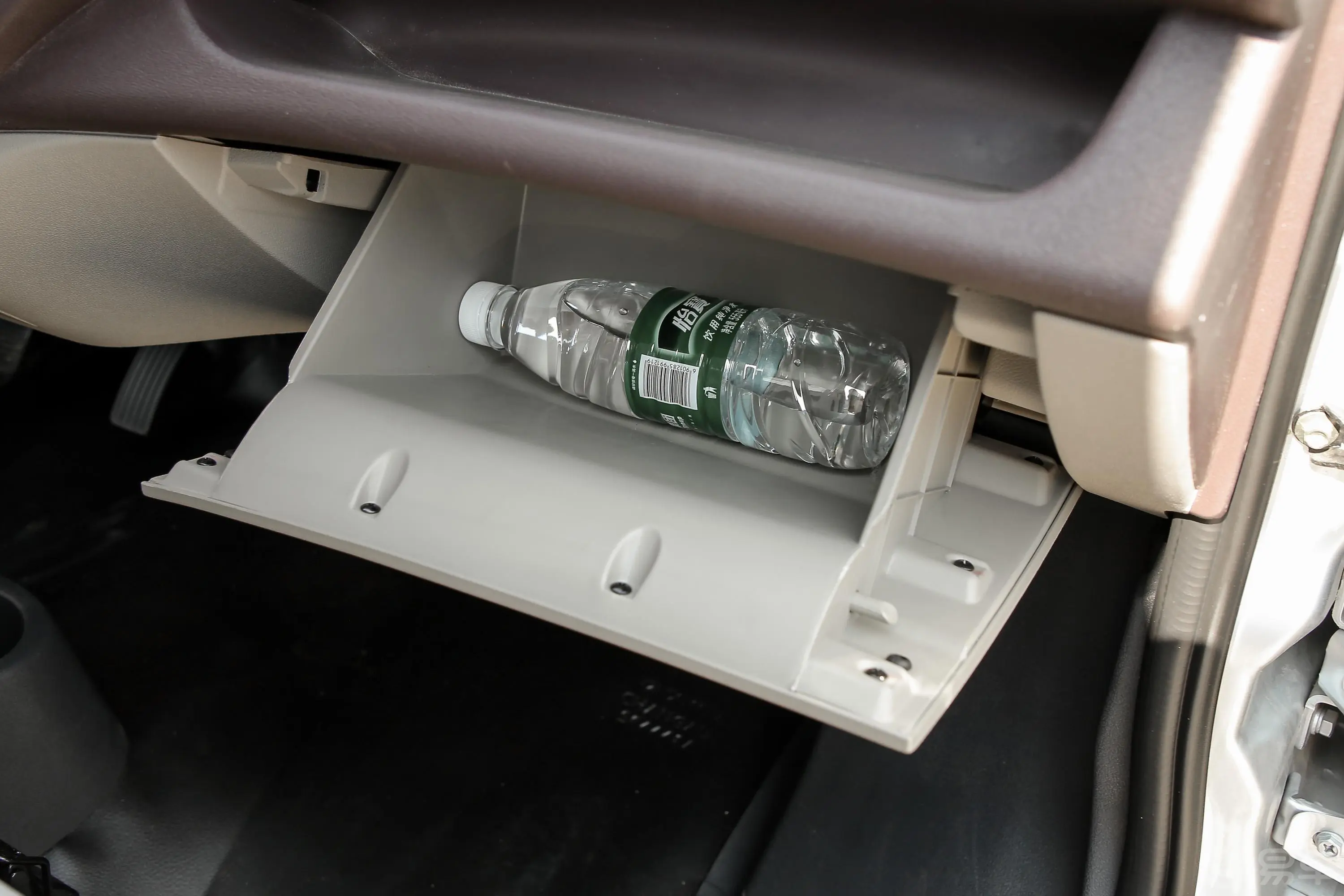 长安星卡1.5L 长轴版 单排 基本型手套箱空间水瓶横置