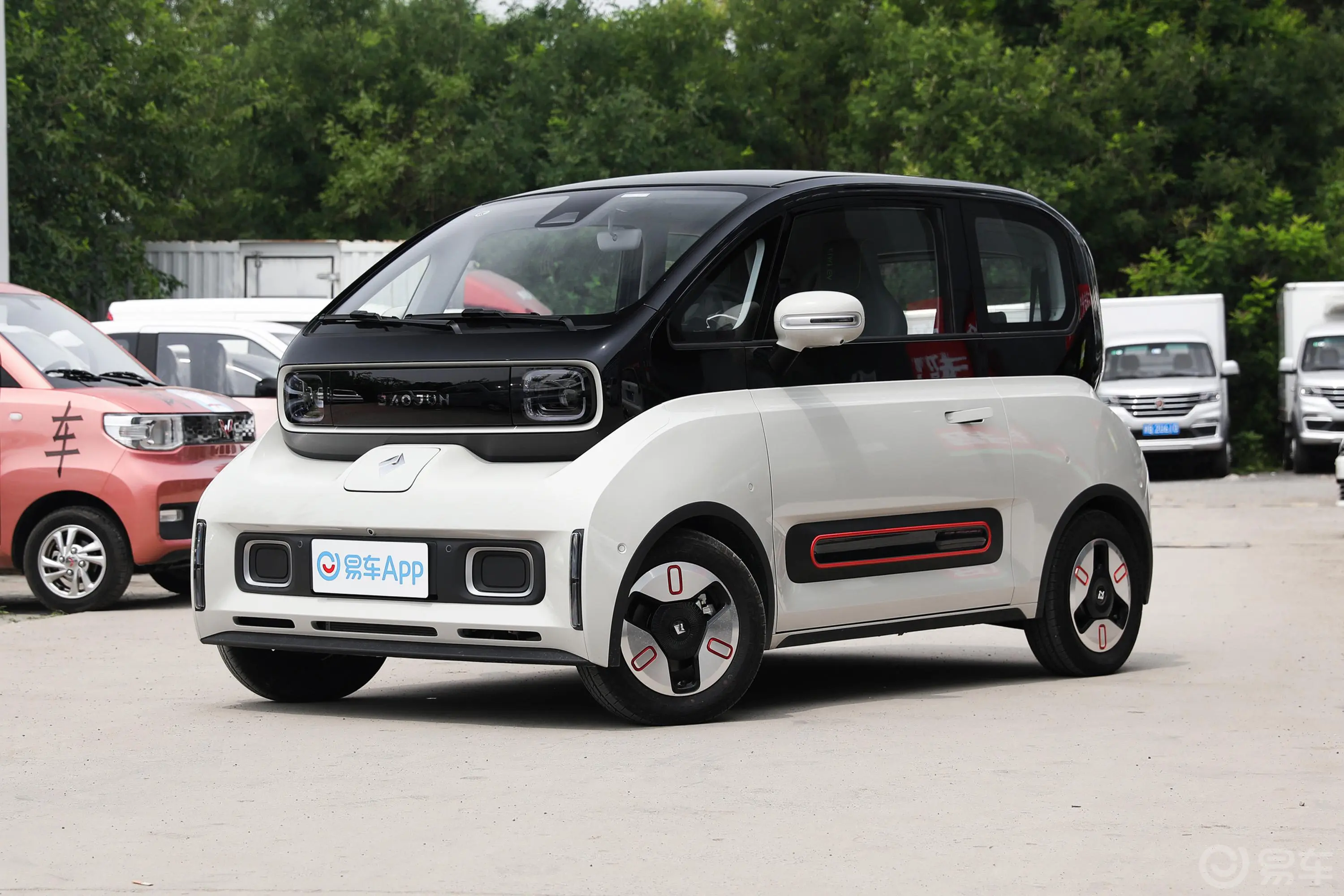 宝骏KiWi EV305km 艺术家 多氟多新能源31.9kWh三元锂侧前45度车头向左水平