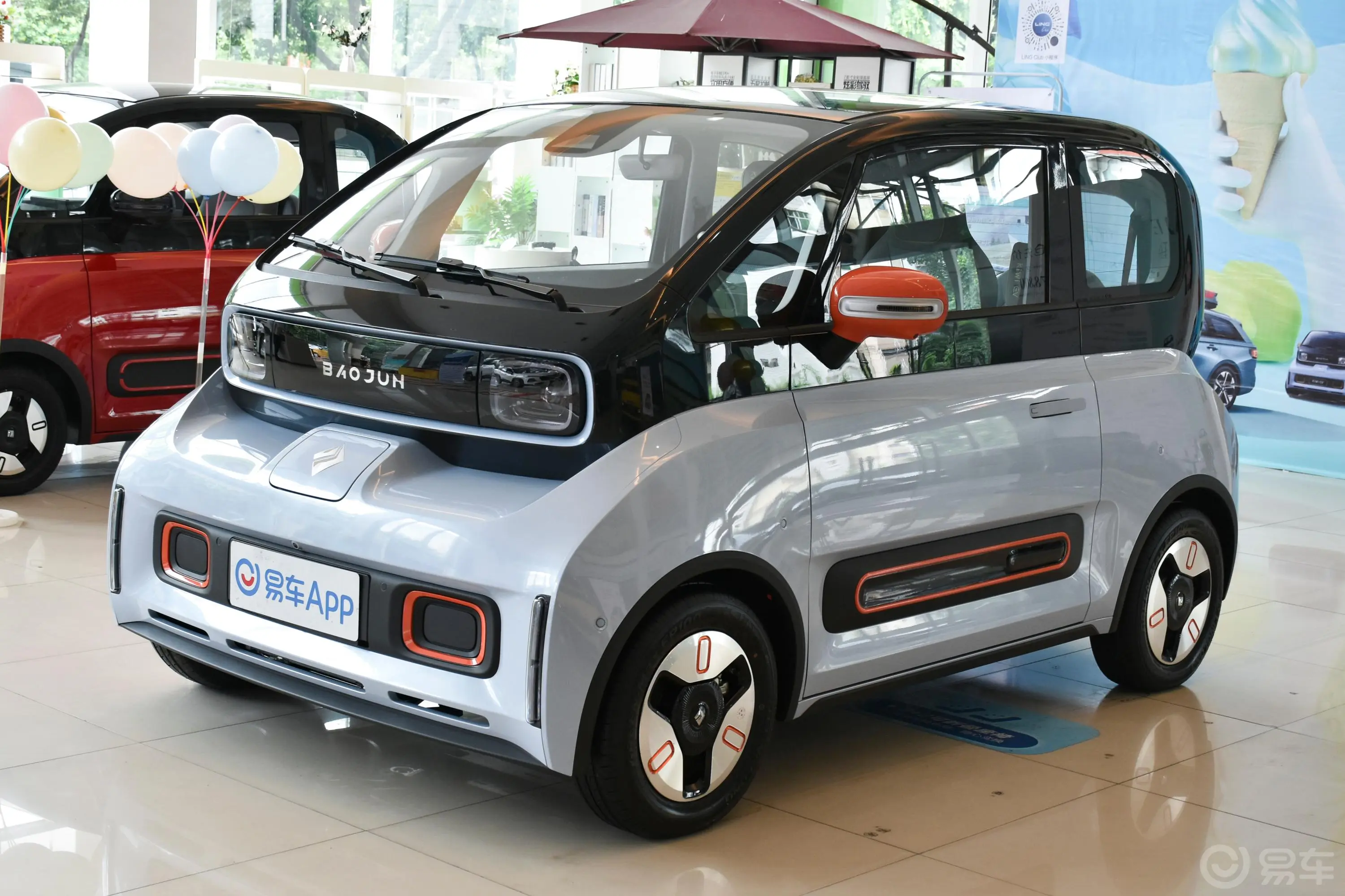 宝骏KiWi EV305km 艺术家 多氟多新能源31.9kWh三元锂侧前45度车头向左水平