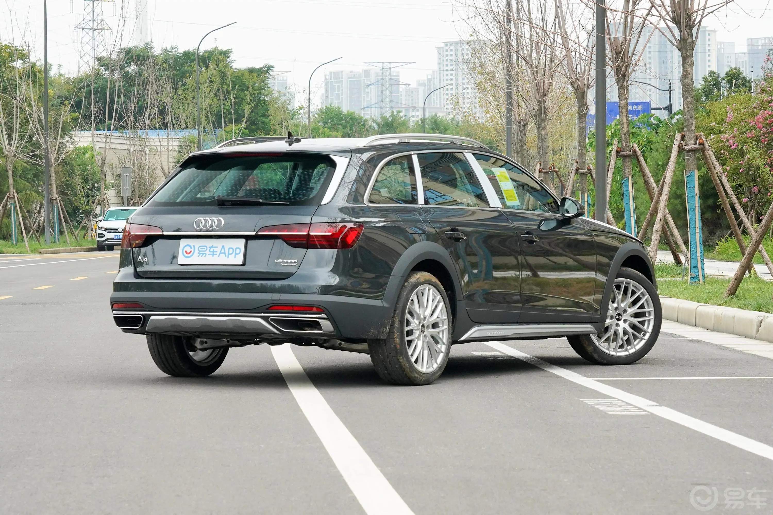 奥迪A4(进口)allroad quattro 探索家觅境版侧后45度车头向右水平