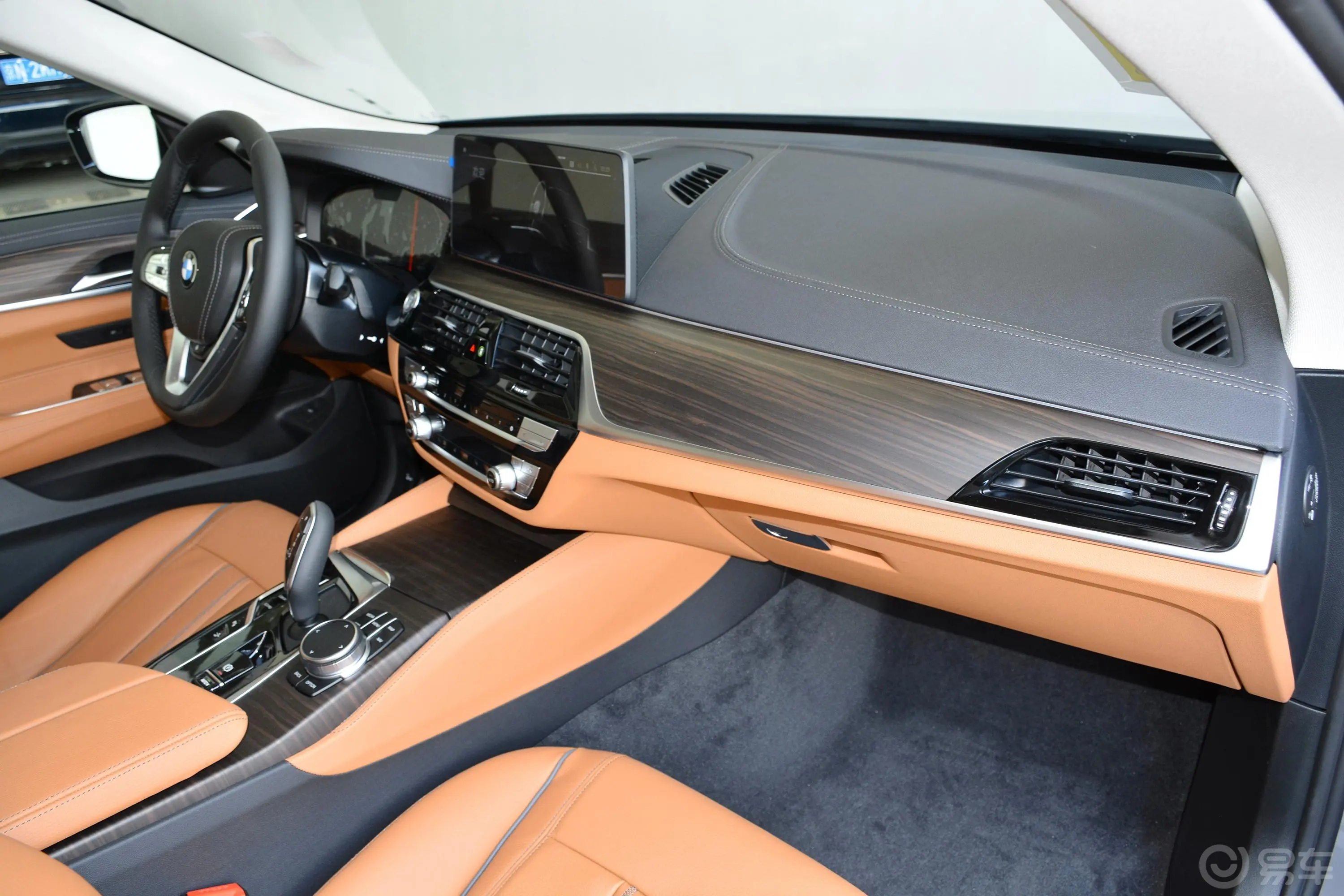 宝马6系GT改款 630i 豪华设计套装内饰全景副驾驶员方向