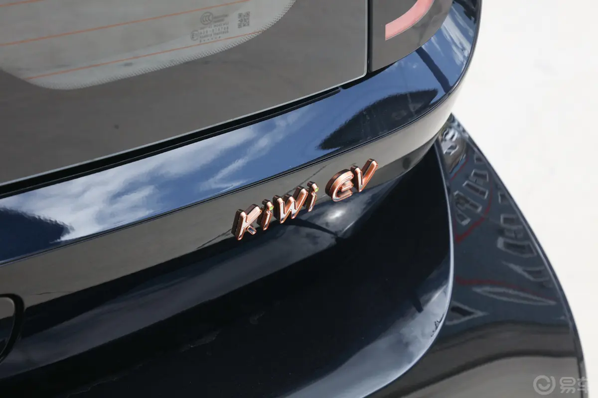 宝骏KiWi EV305km 艺术家 多氟多新能源31.9kWh三元锂外观