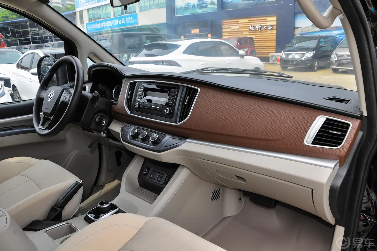 菱智M5 EV客运版 舒适型 7座内饰全景副驾驶员方向
