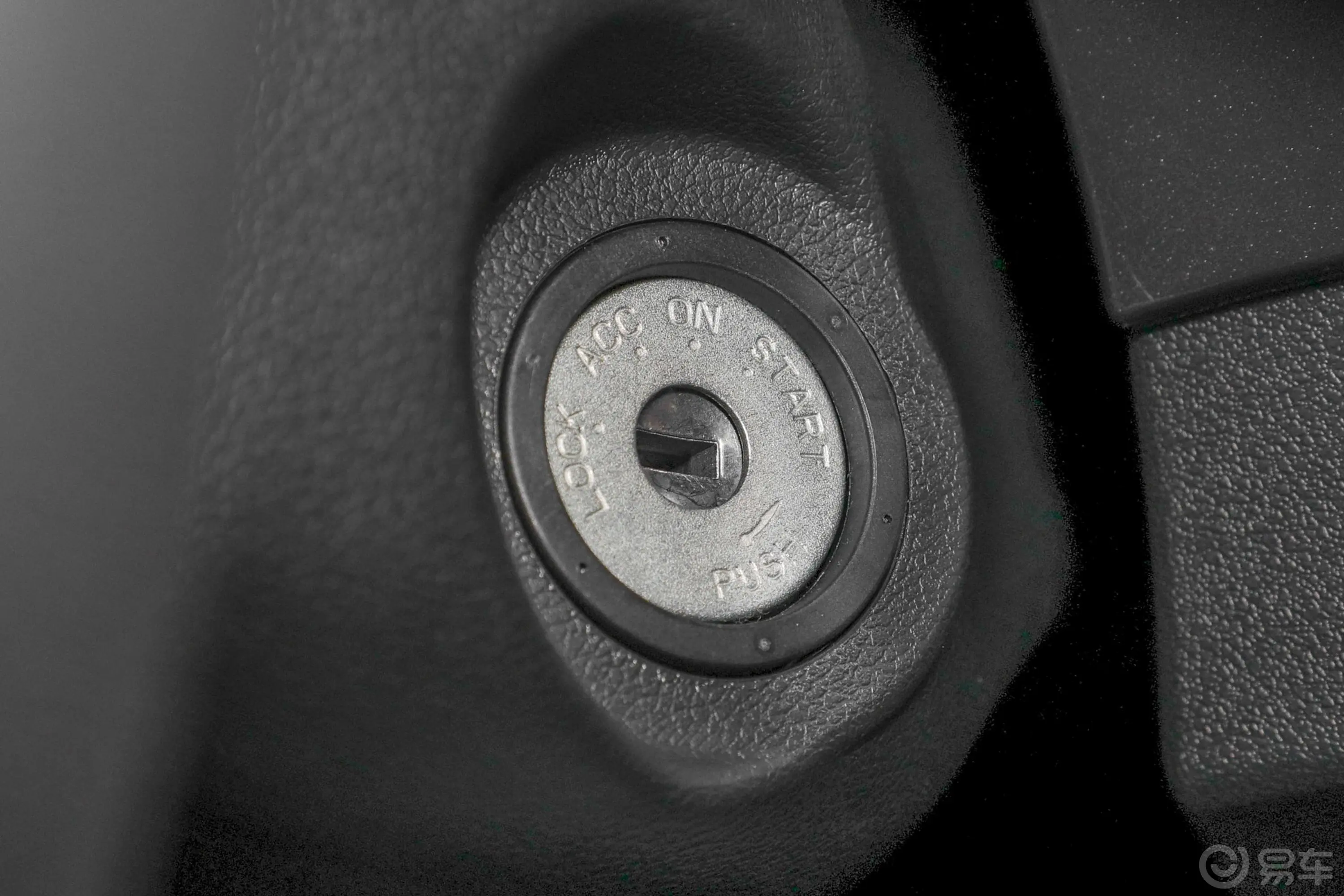 风骏52.0T 手动 两驱 平底货箱 进取型 柴油钥匙孔或一键启动按键