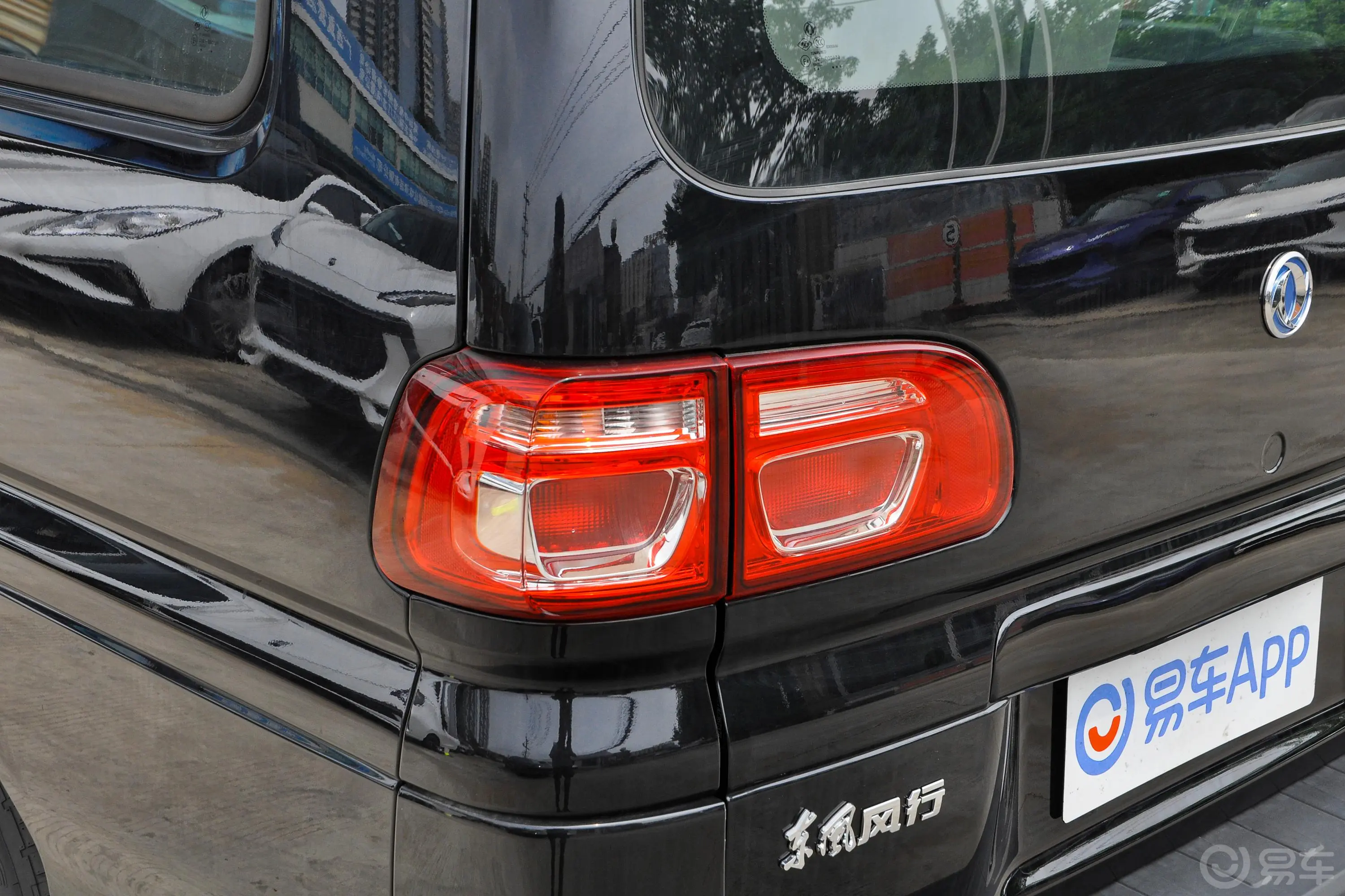 菱智M5 EV客运版 舒适型 7座尾灯侧45度俯拍