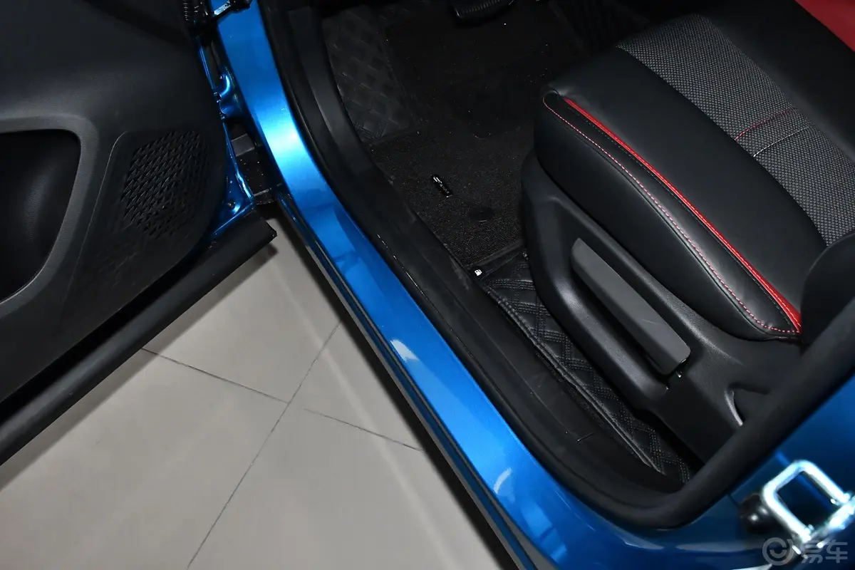 长安欧尚X5改款 1.5T 双离合豪华型前排迎宾踏板