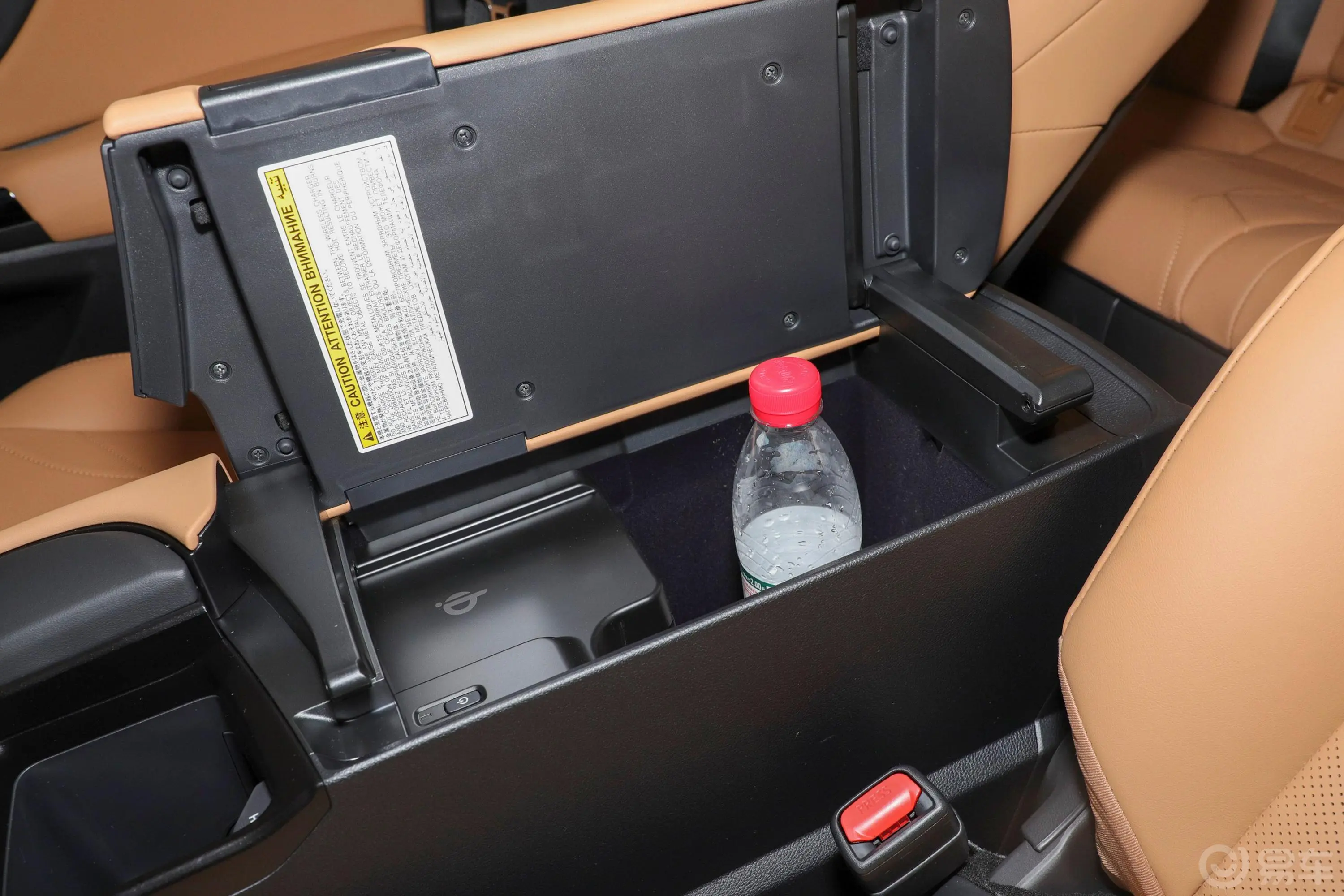 雷克萨斯ES300h 尊享版前排扶手箱储物格