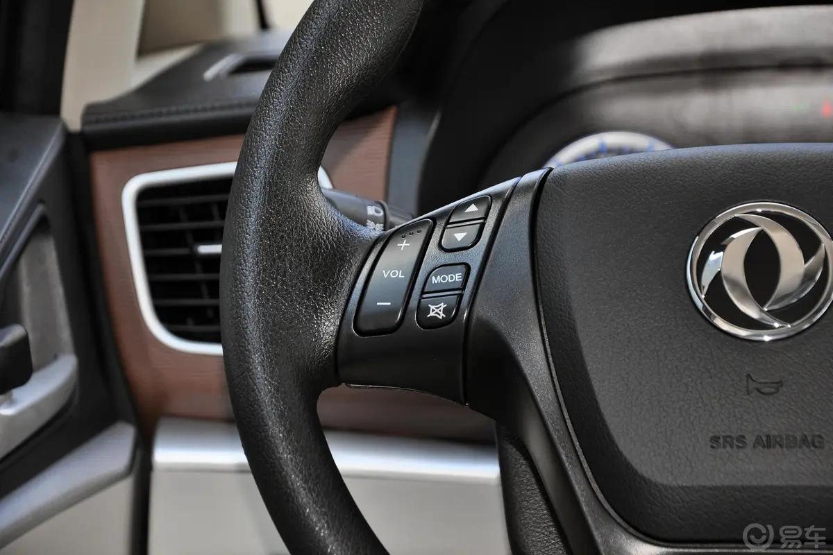 菱智M5 EV客运版 舒适型 7座左侧方向盘功能按键