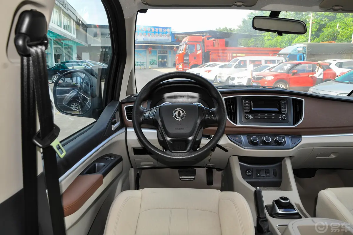 菱智M5 EV客运版 舒适型 7座驾驶位区域
