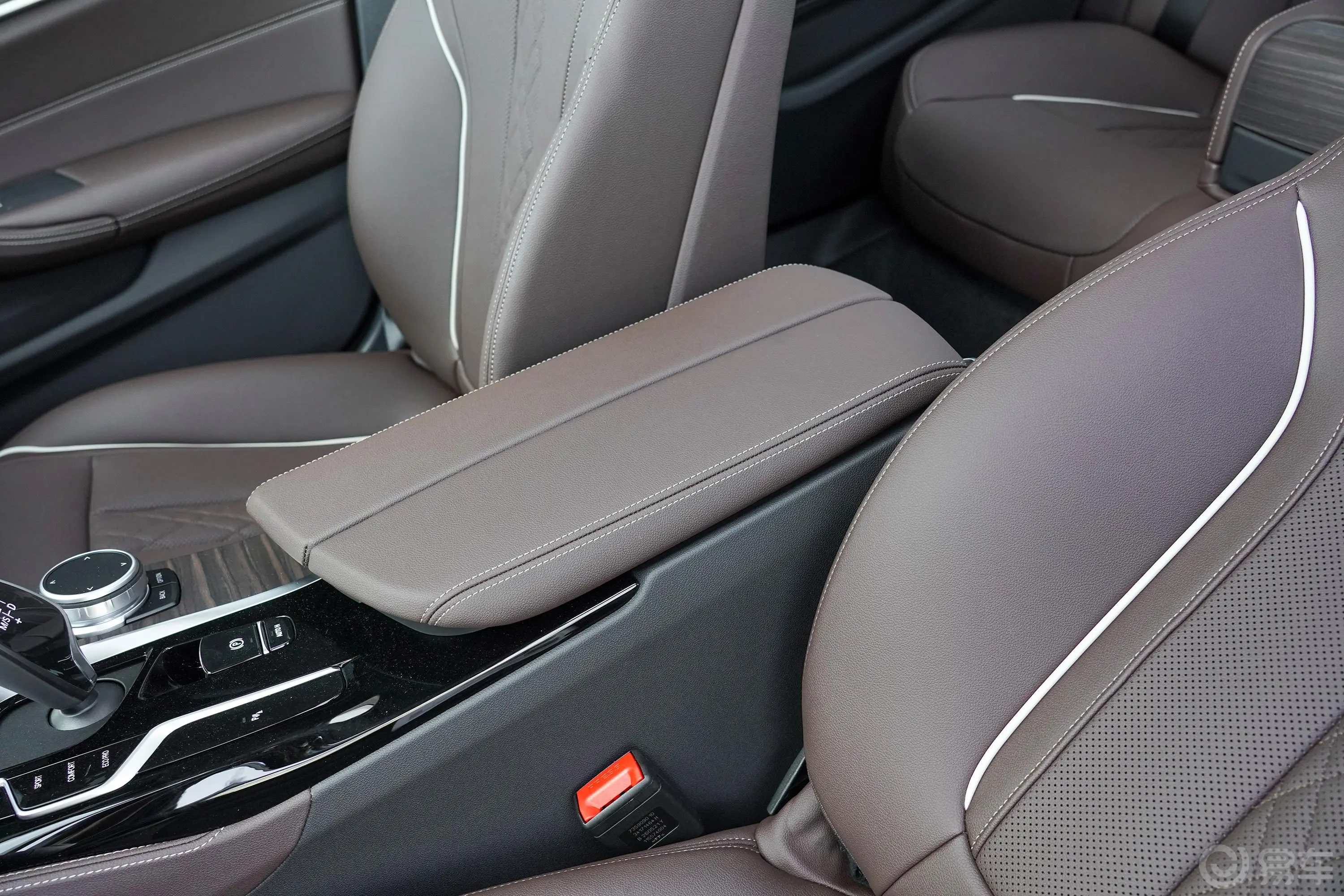 宝马5系改款 530Li xDrive 豪华套装前排中央扶手