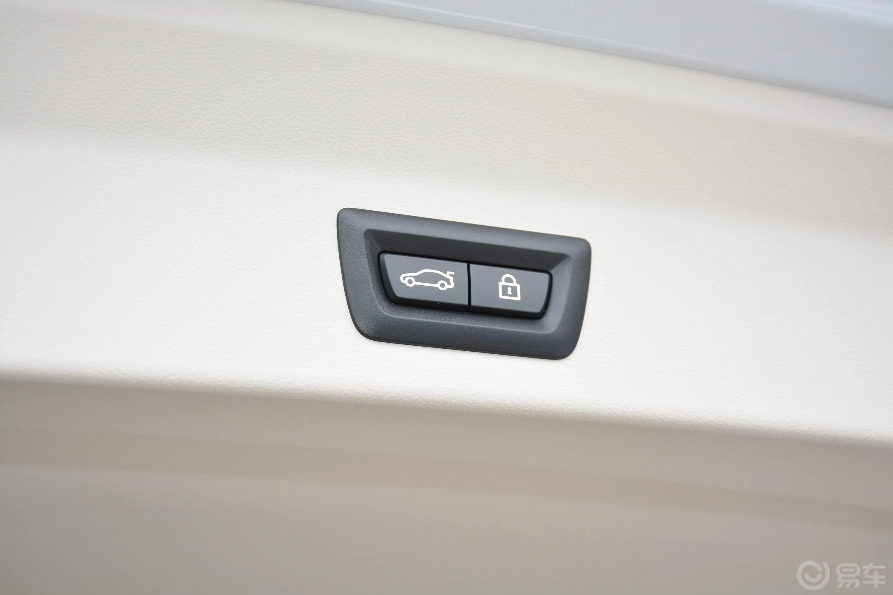 宝马X3xDrive 30i 领先型 M曜夜套装电动尾门按键（手动扶手）