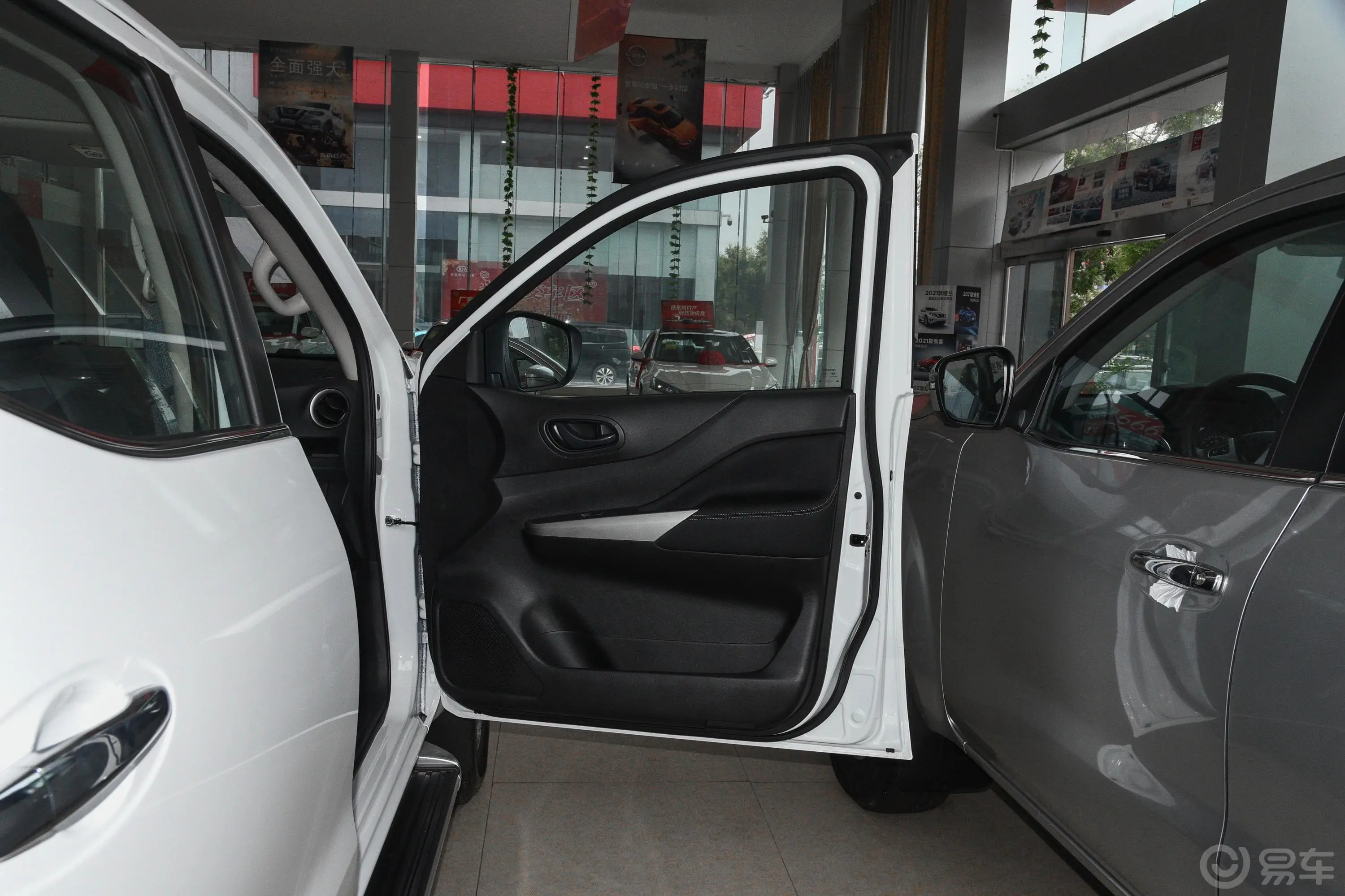 纳瓦拉改款 2.5L 手动四驱舒适型副驾驶员车门