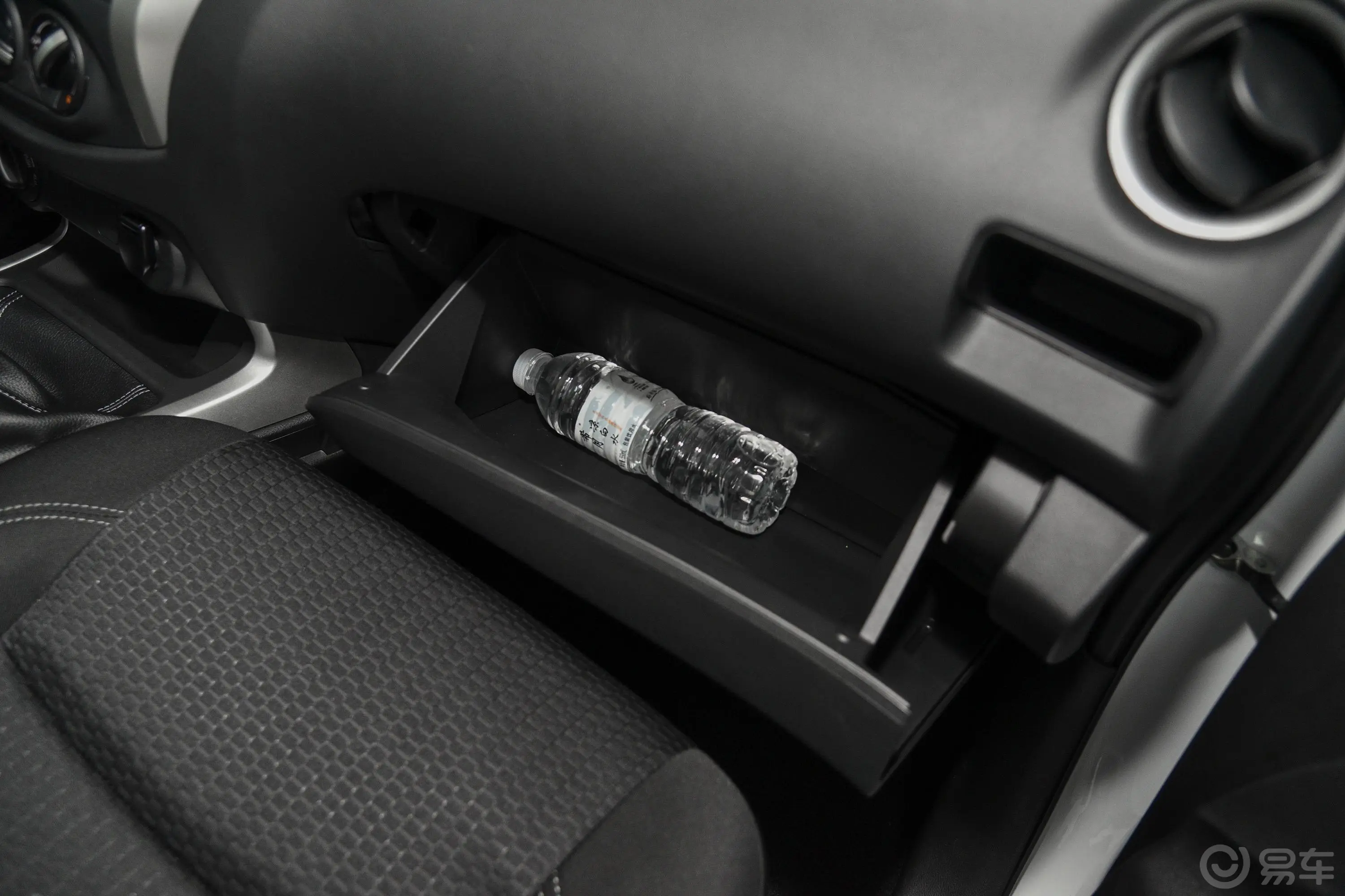 纳瓦拉改款 2.5L 手动四驱舒适型手套箱空间水瓶横置
