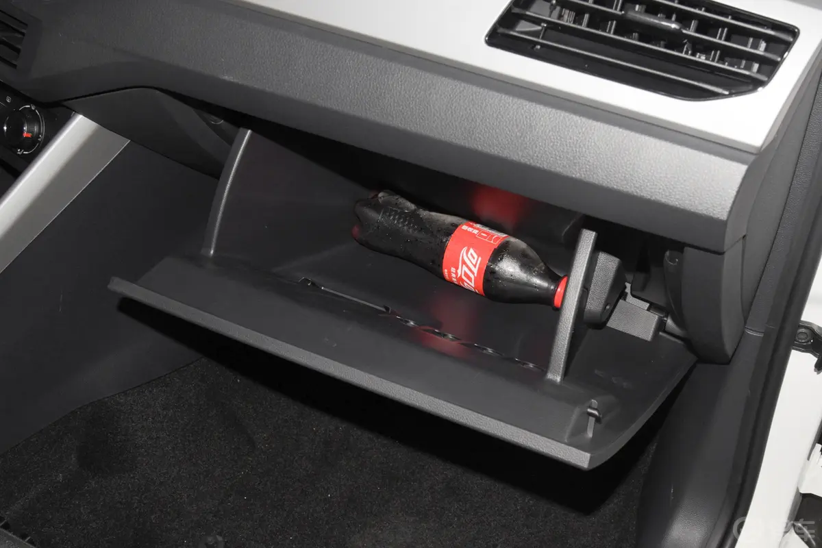 PoloPlus 1.5L 手动 全景乐享版手套箱空间水瓶横置
