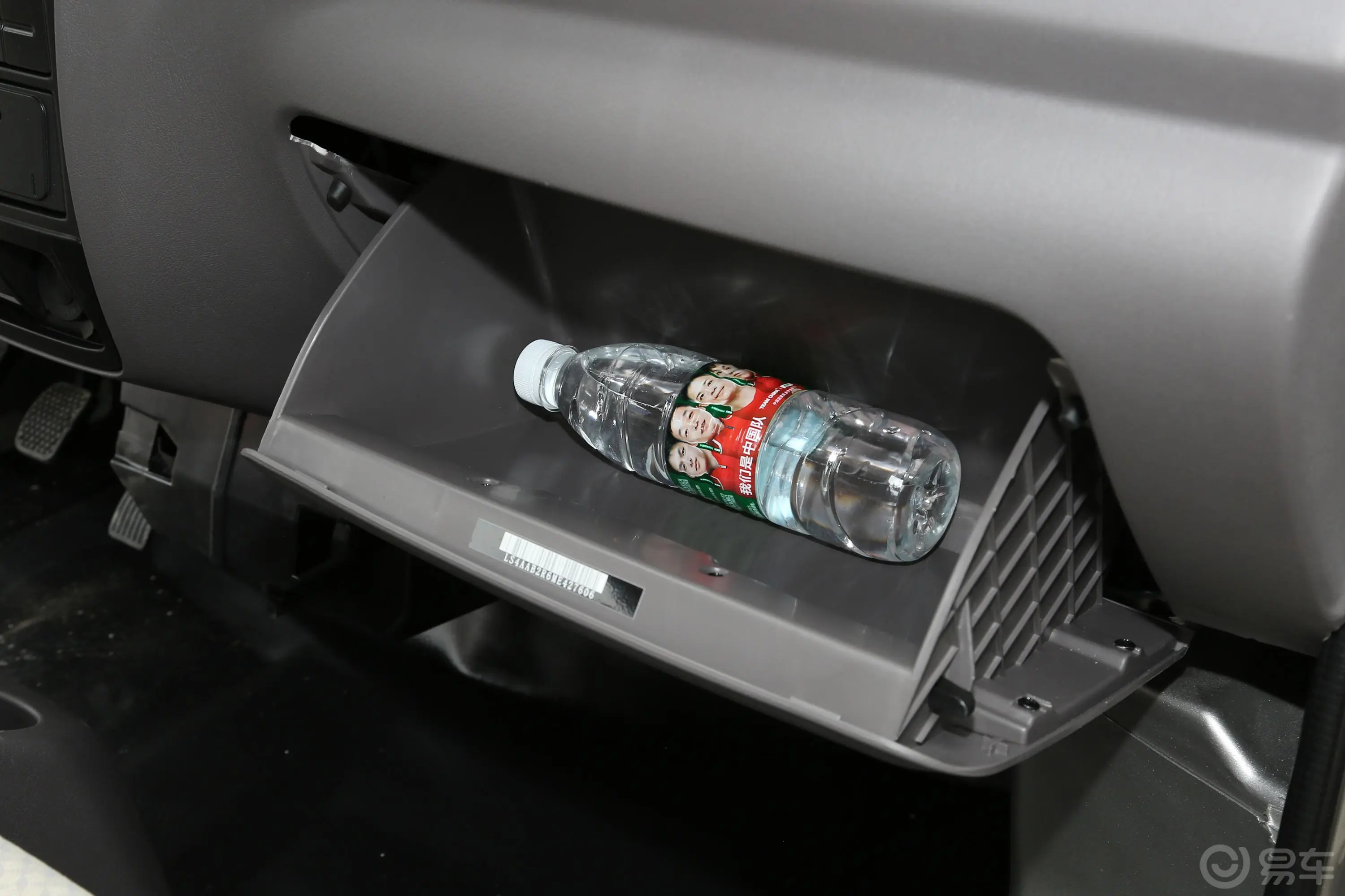 长安V3渝安1.2L 91马力 5座 多用途乘用车 畅享版 汽油 国Ⅵ手套箱空间水瓶横置