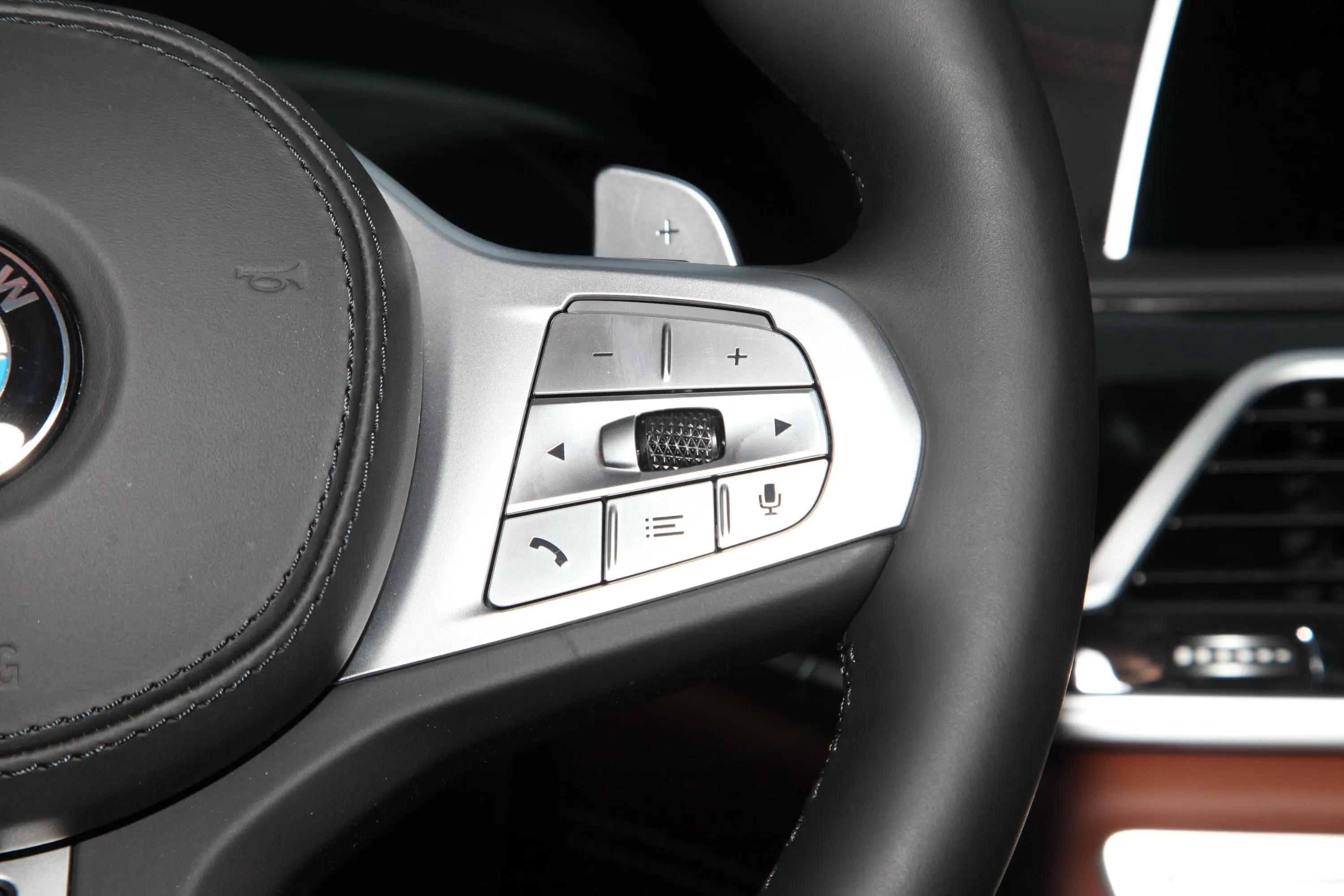 宝马7系740Li xDrive 行政型 M运动套装右侧方向盘功能按键