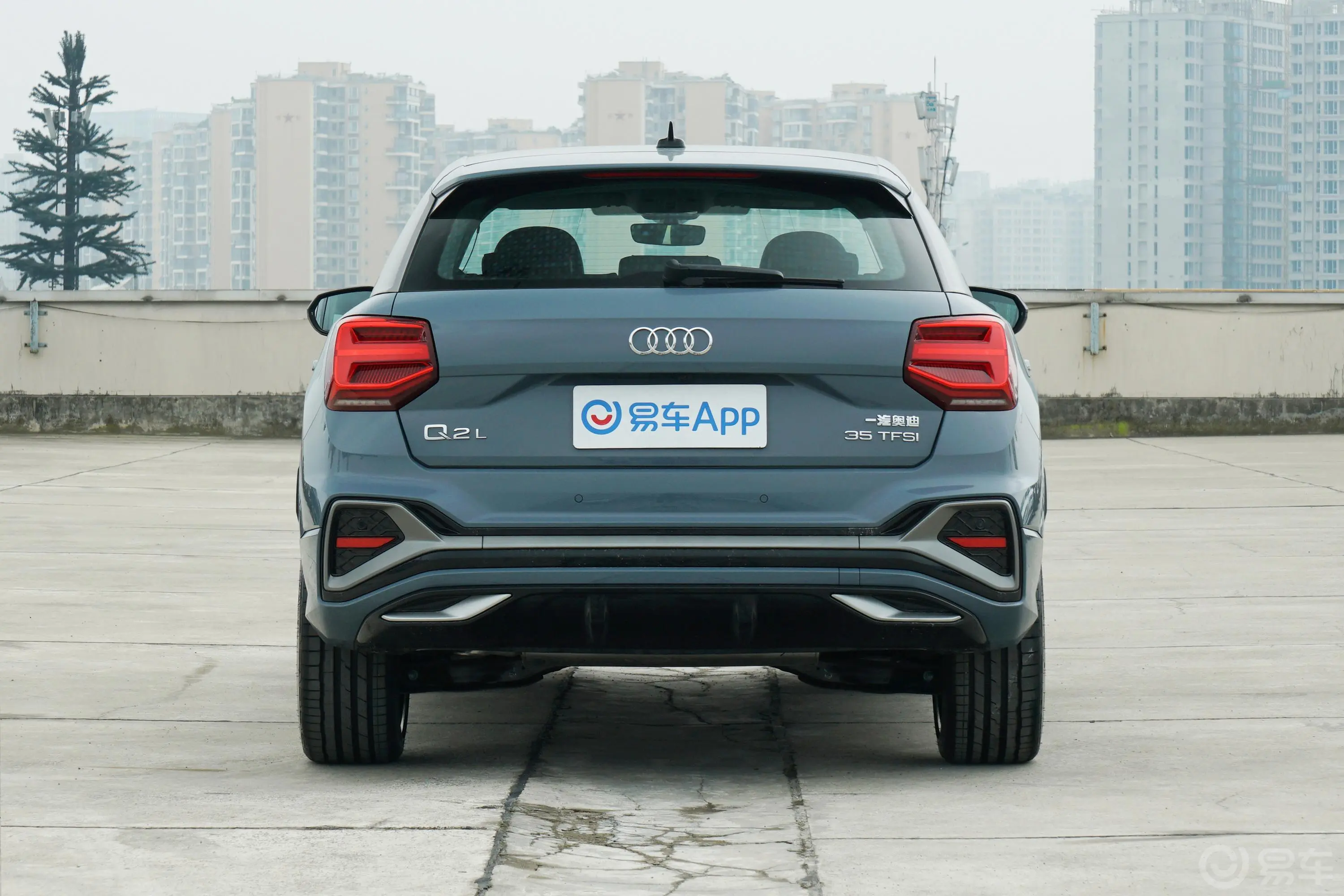 奥迪Q2L35 TFSI  RS套件燃速型正后水平