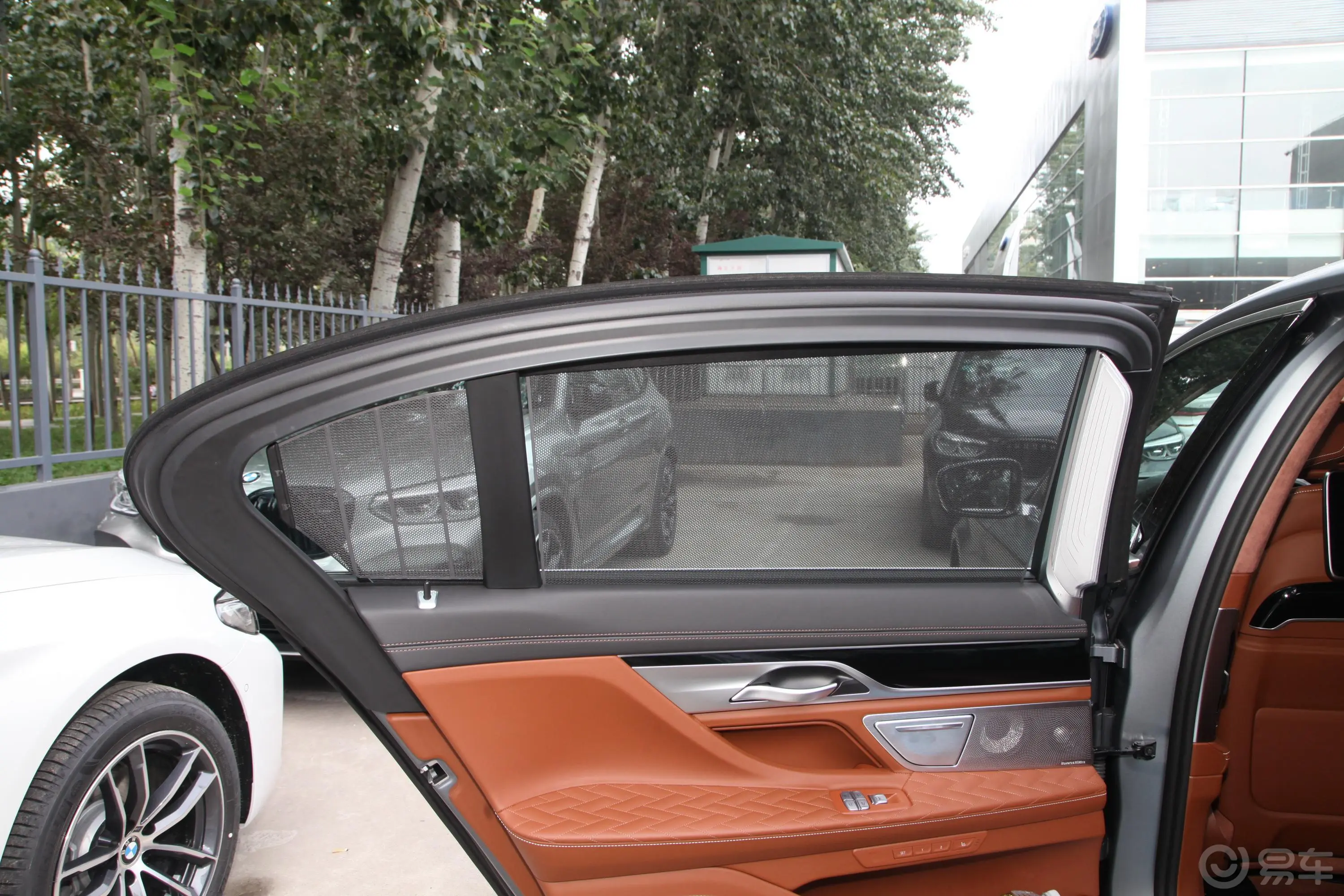 宝马7系740Li xDrive 行政型 豪华套装后风挡遮阳帘