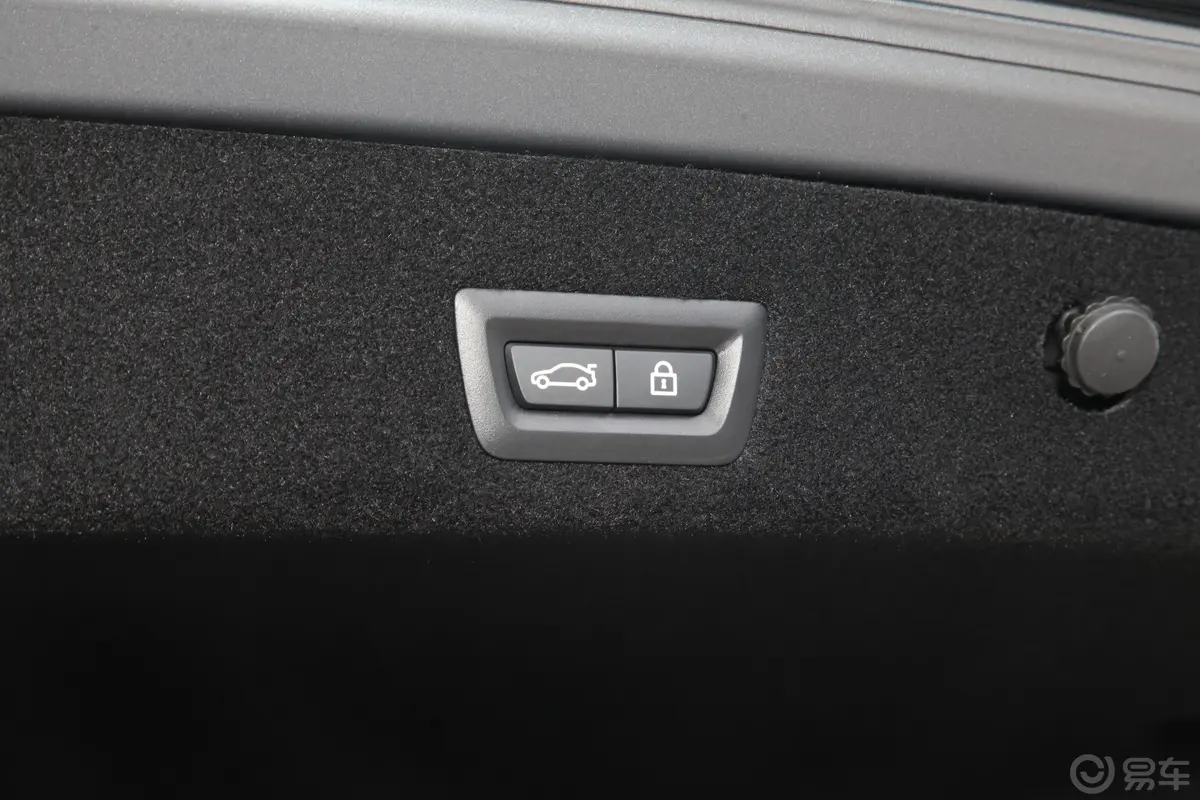 宝马7系740Li xDrive 行政型 豪华套装电动尾门按键（手动扶手）