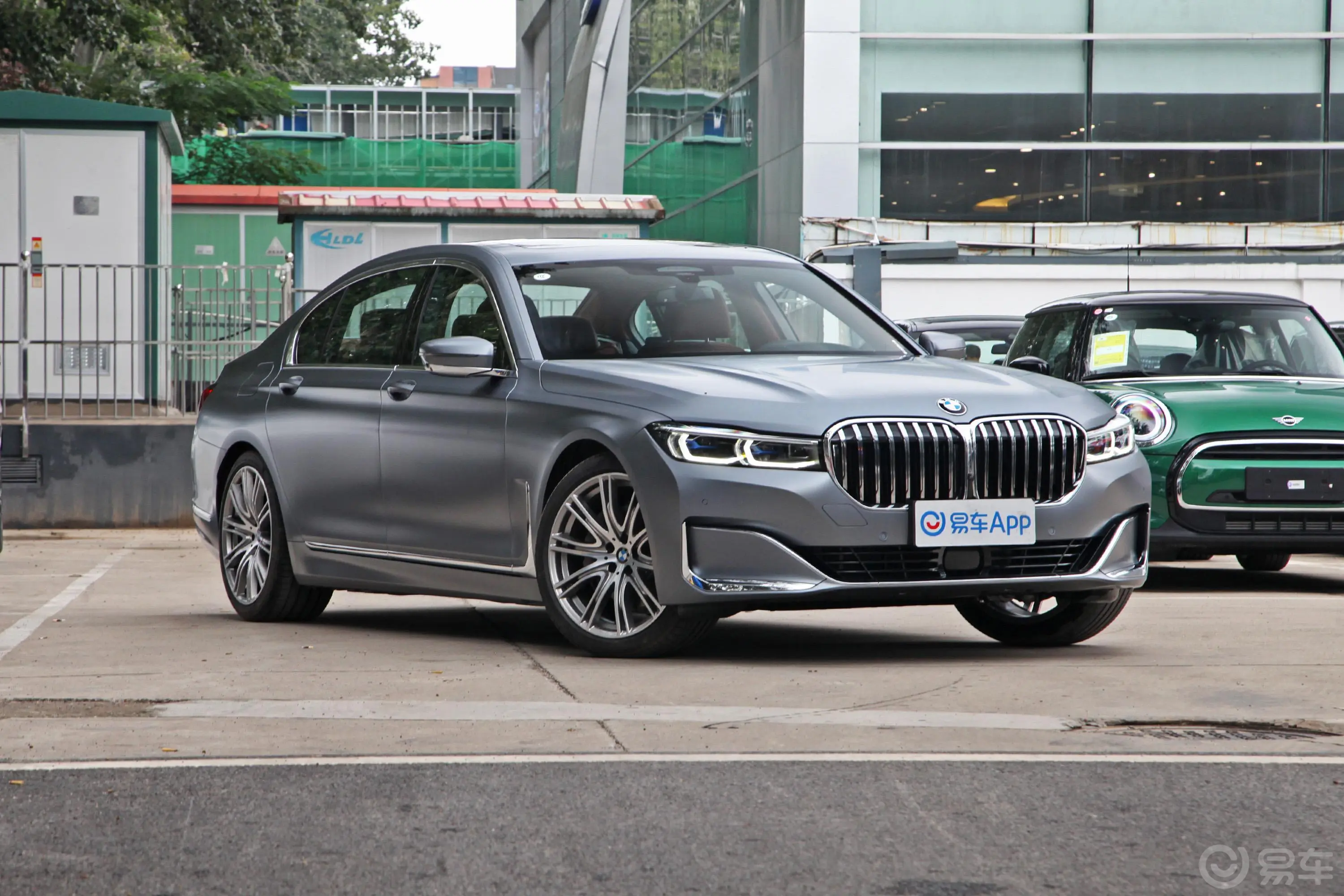 宝马7系740Li xDrive 行政型 豪华套装胎压信息铭牌