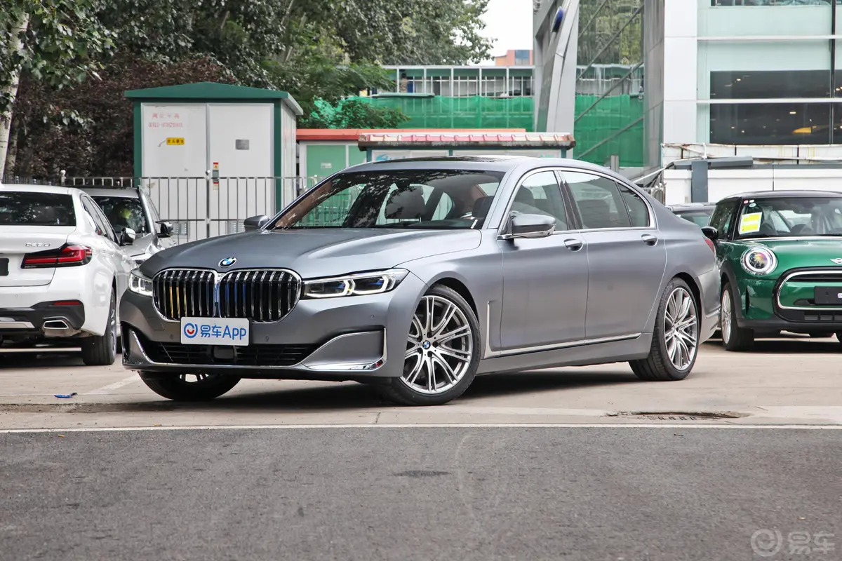 宝马7系740Li xDrive 行政型 豪华套装侧前45度车头向左水平