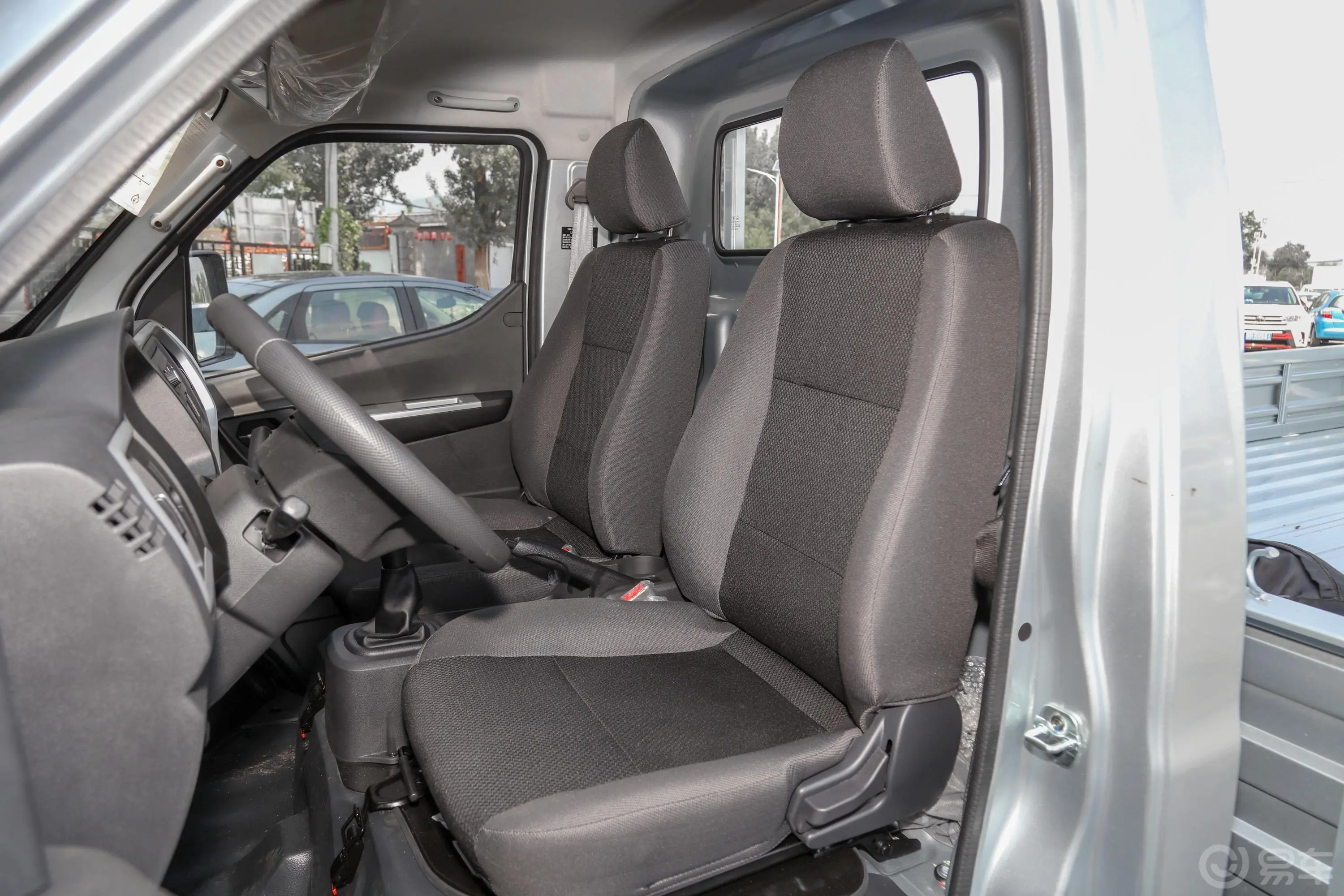 神骐T301.6L 单排3.3米标准车舒适型驾驶员座椅