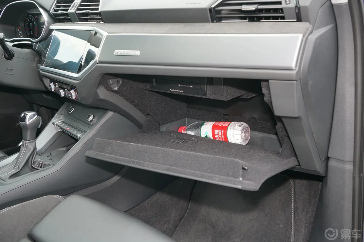 奥迪Q3 Sportback45 TFSI quattro 豪华型手套箱空间水瓶横置