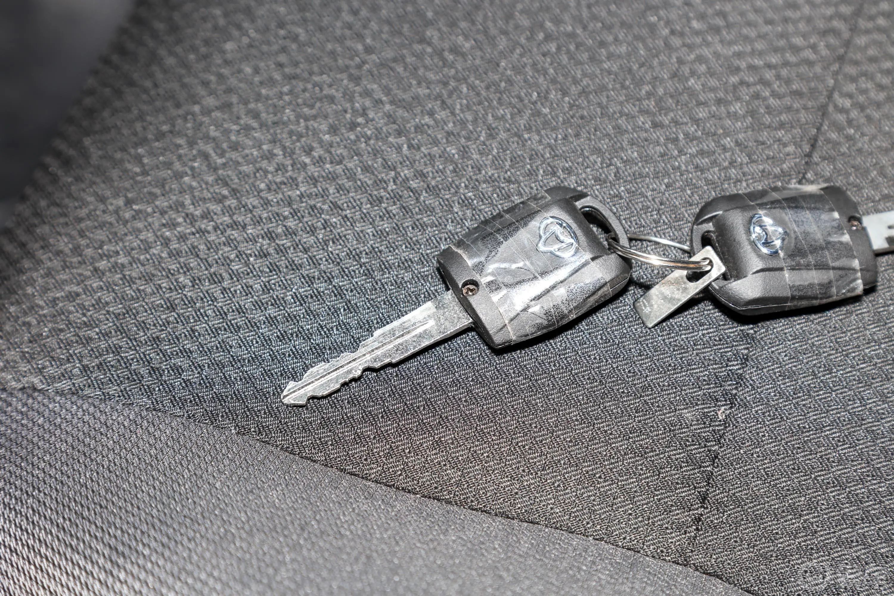 神骐T301.6L 单排3.3米钢板厢货豪华型钥匙正面