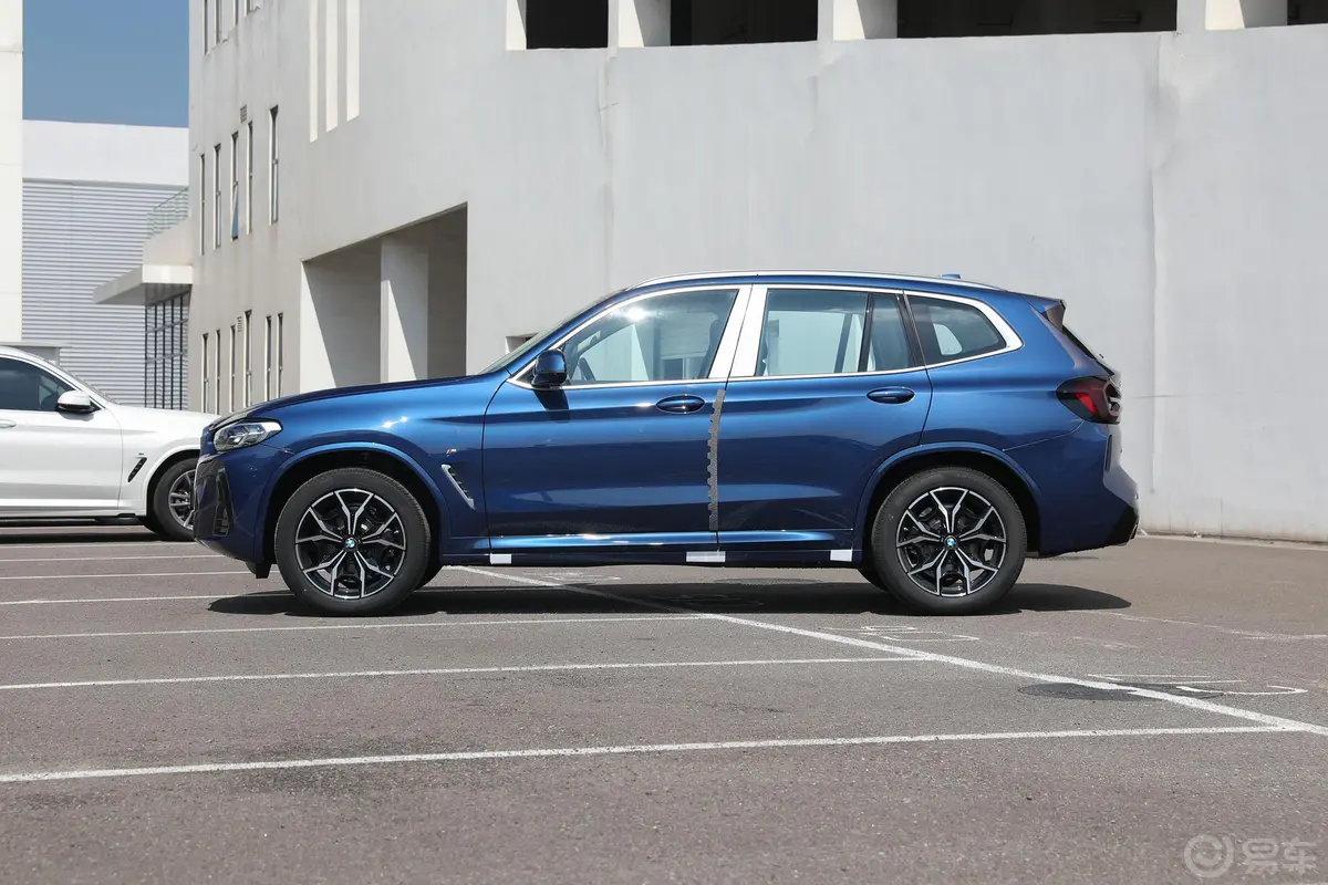 宝马X3xDrive 25i M运动套装正侧车头向左水平