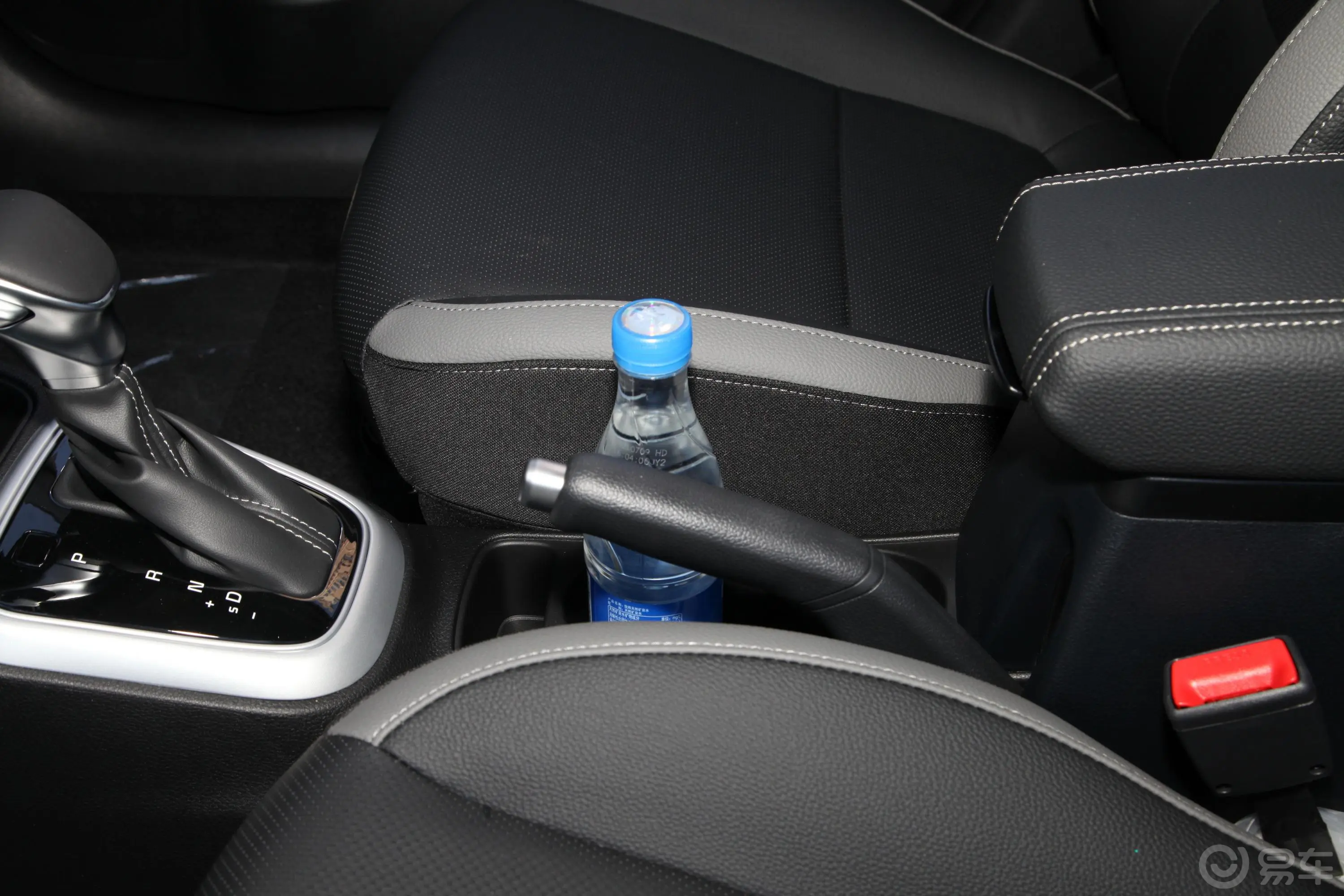 奕跑1.4L CVT 趣享版前排杯架