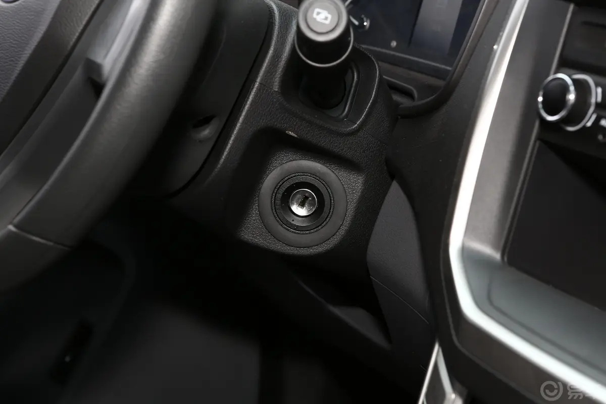 大通T602.0T 两驱 手动 标厢高底盘 先锋版(黑色时尚L型车箱护栏) 柴油 国VI钥匙孔或一键启动按键