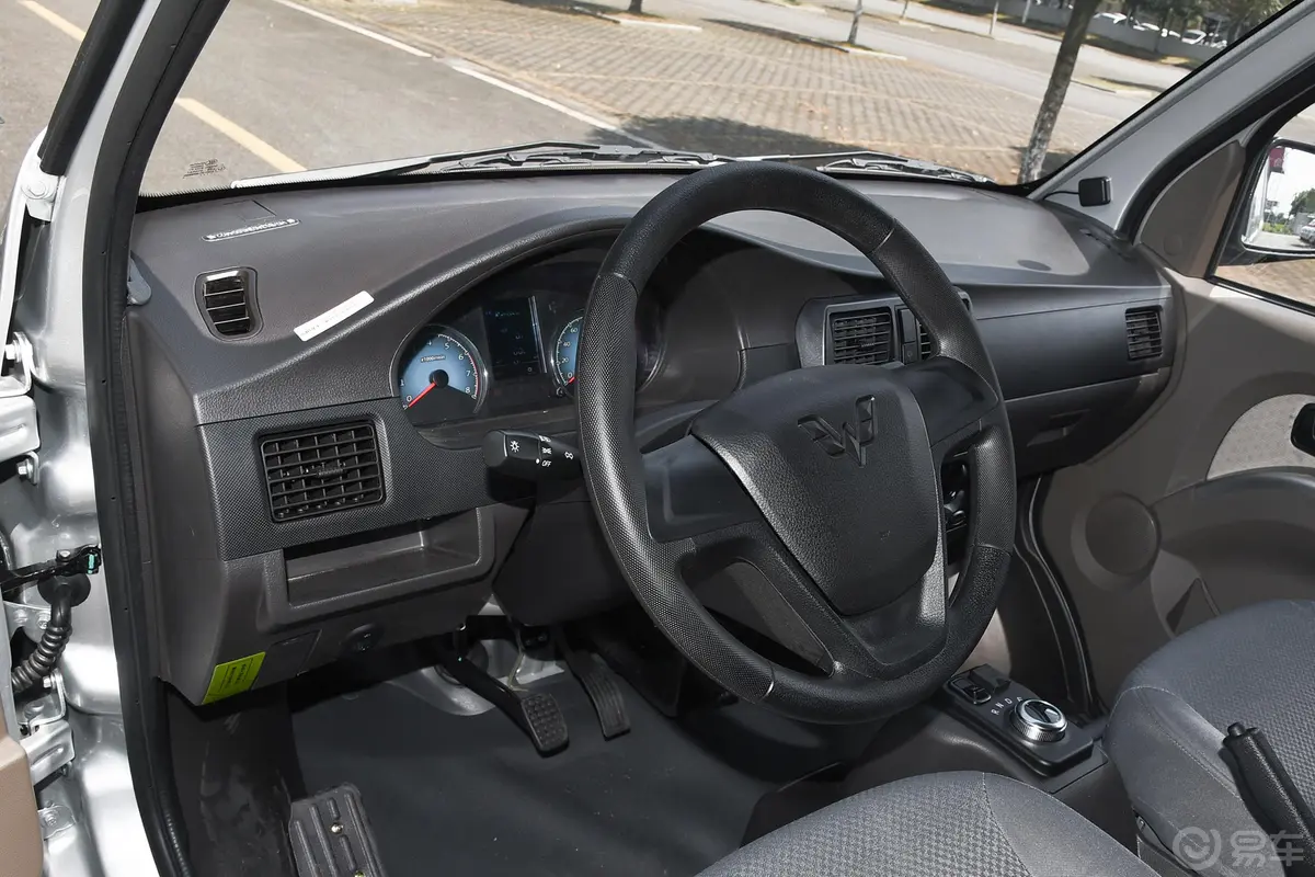 五菱EV50300km 汇川2代电控 慧视通鹏辉43.2kWh驾驶员座椅