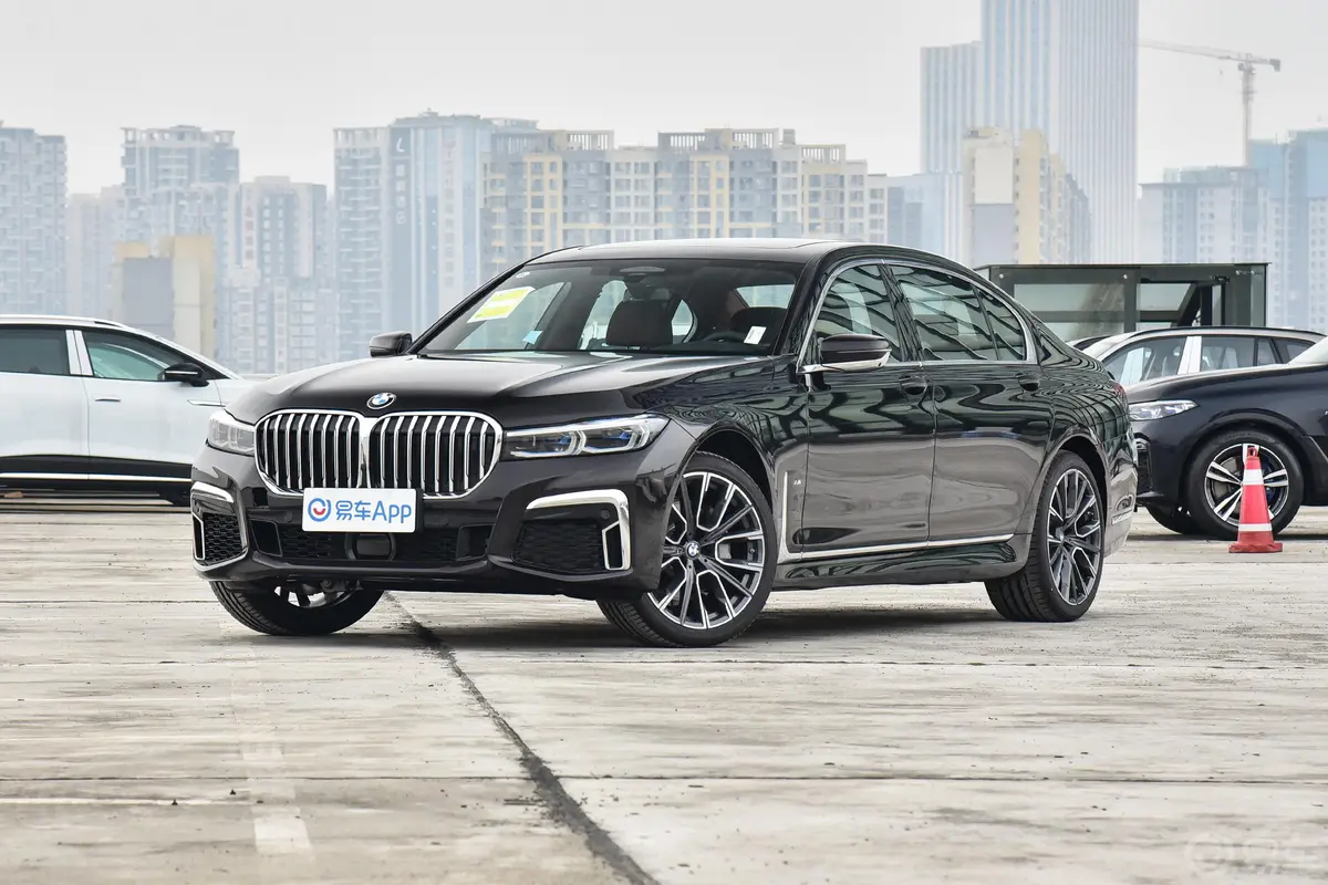 宝马7系740Li xDrive 行政型 M运动套装侧前45度车头向左水平