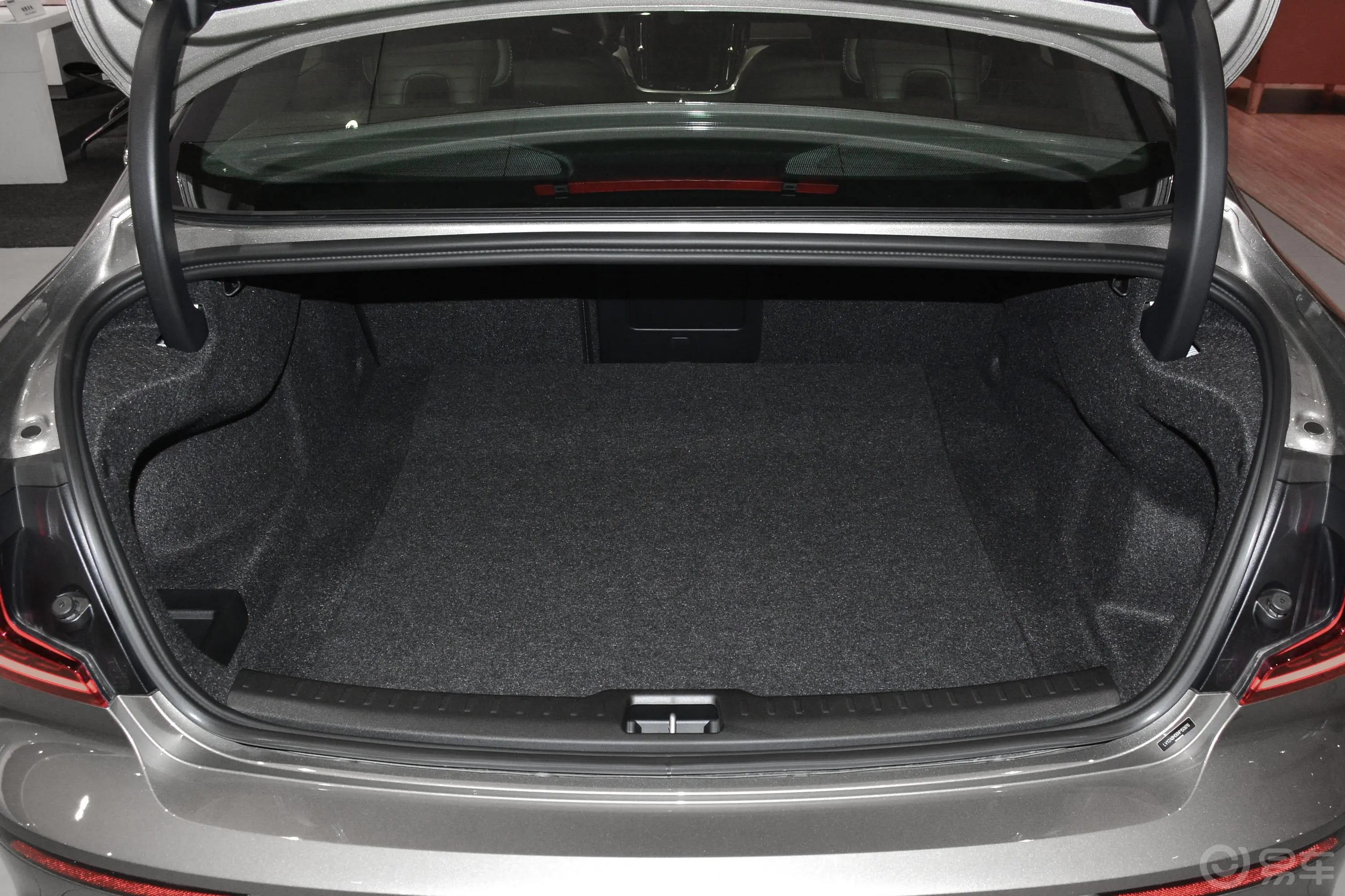 沃尔沃S60新能源T8 四驱智雅运动版后备厢空间特写