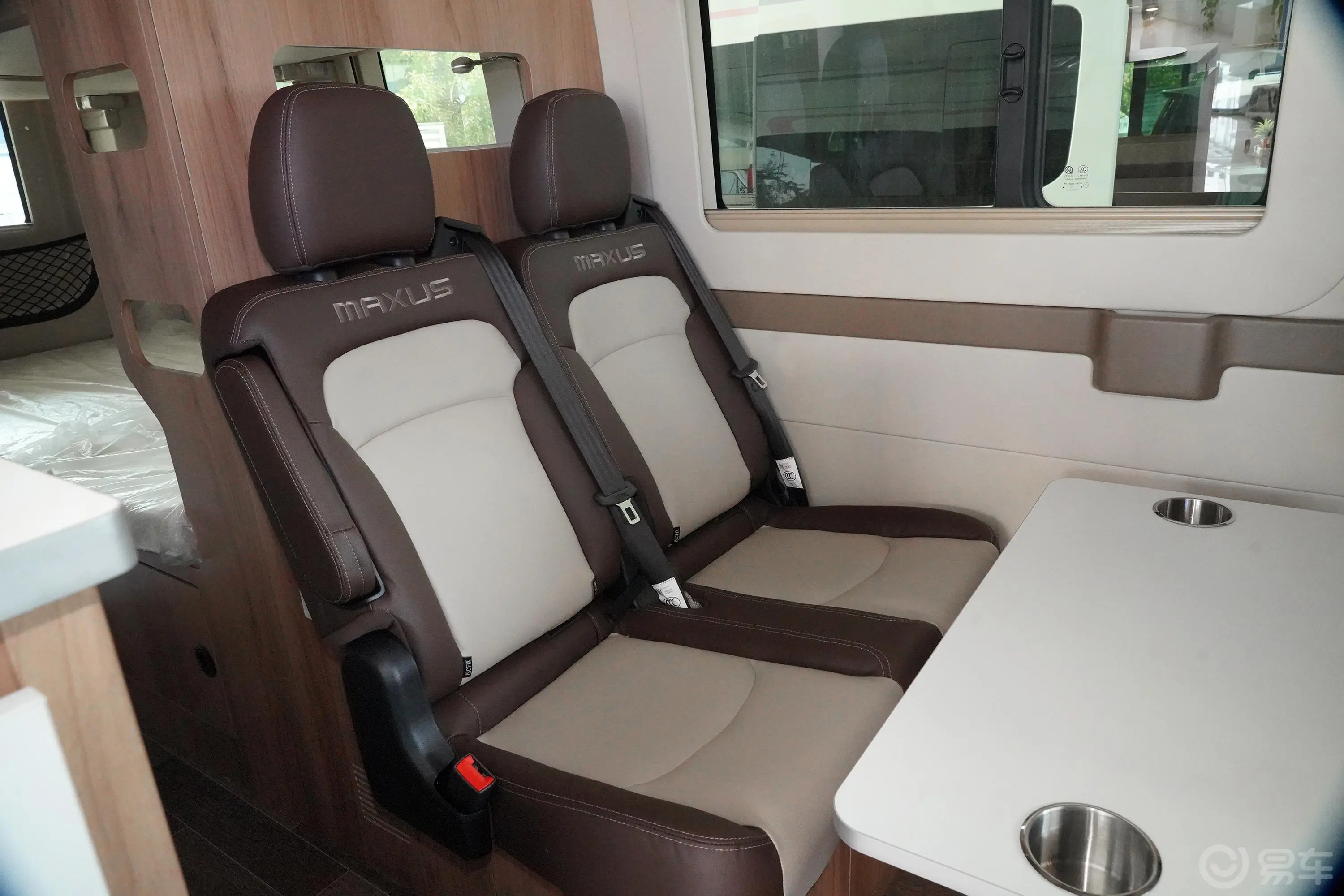 上汽大通MAXUS V90房车旅行家V90 2.0T 自动 纵床豪华版后排座椅